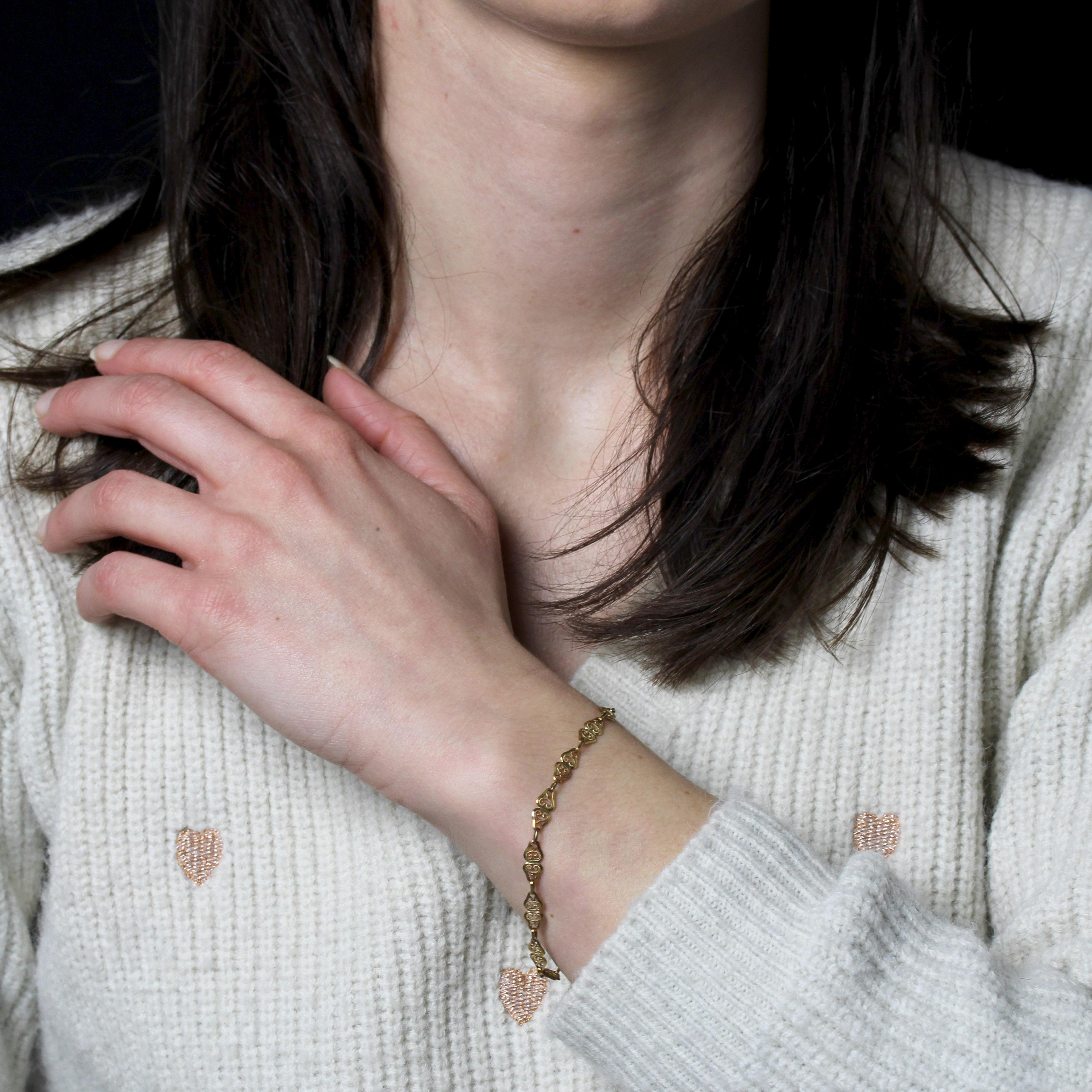 Bracelet in 18 karat yellow gold.
Antique bracelet with filigree links held together by oval rings. The clasp is a spring ring.
Length : 18.5 cm approximately, inner circumference : 18 cm approximately, width : 5 mm approximately.
Total weight of