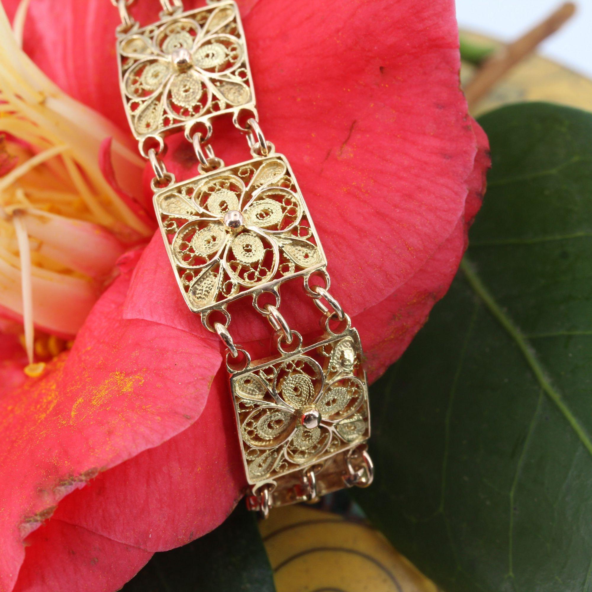 1960s 18 Karat Yellow Gold Filigree Square Links Bracelet 6