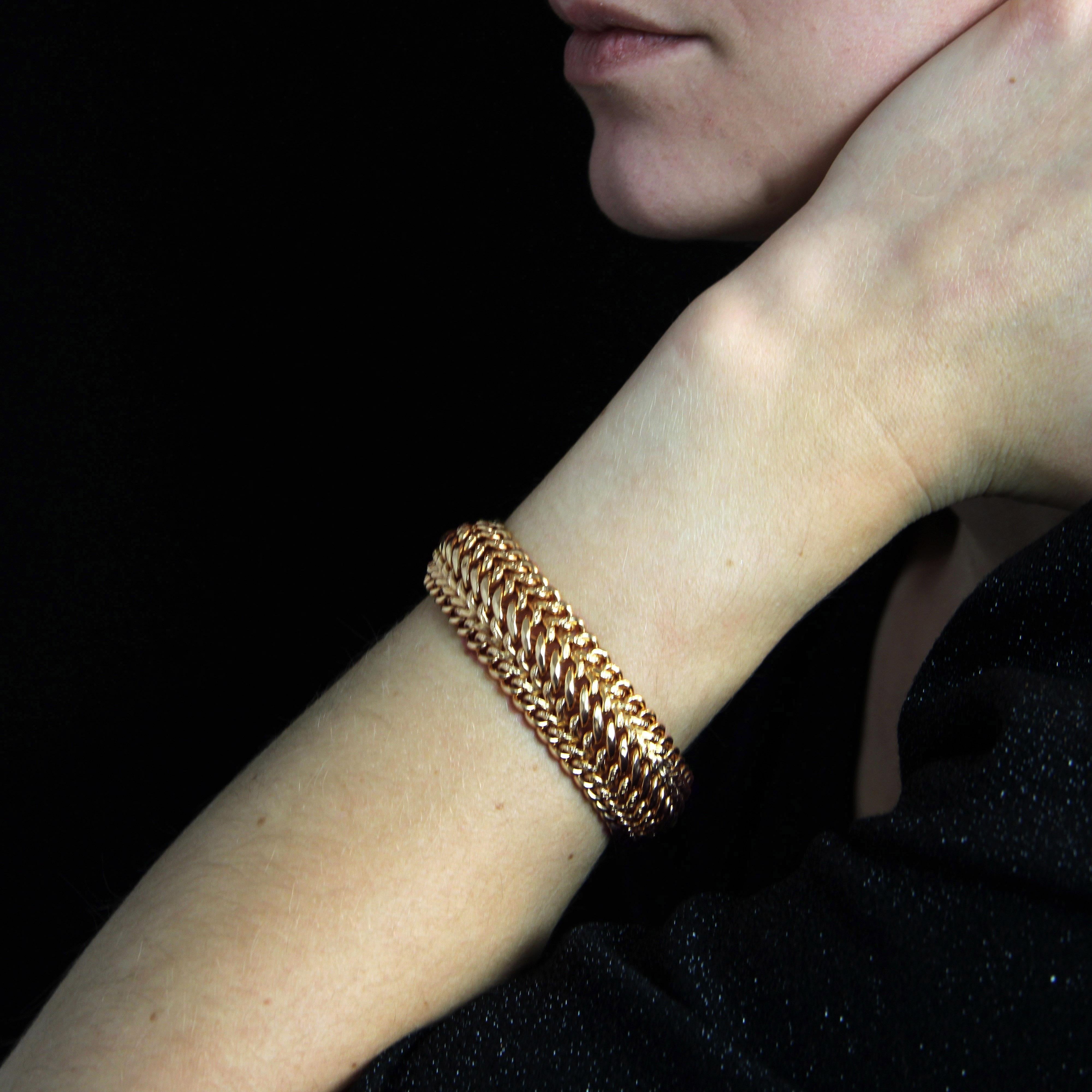 Bracelet in 18 karat yellow gold.
A vintage gold bracelet, it is supple, slightly curved and formed of intertwined gourmette links, some of which are chased. The clasp is a ratchet clasp with 8 safety catches.
Length : 20 cm approximately, width :