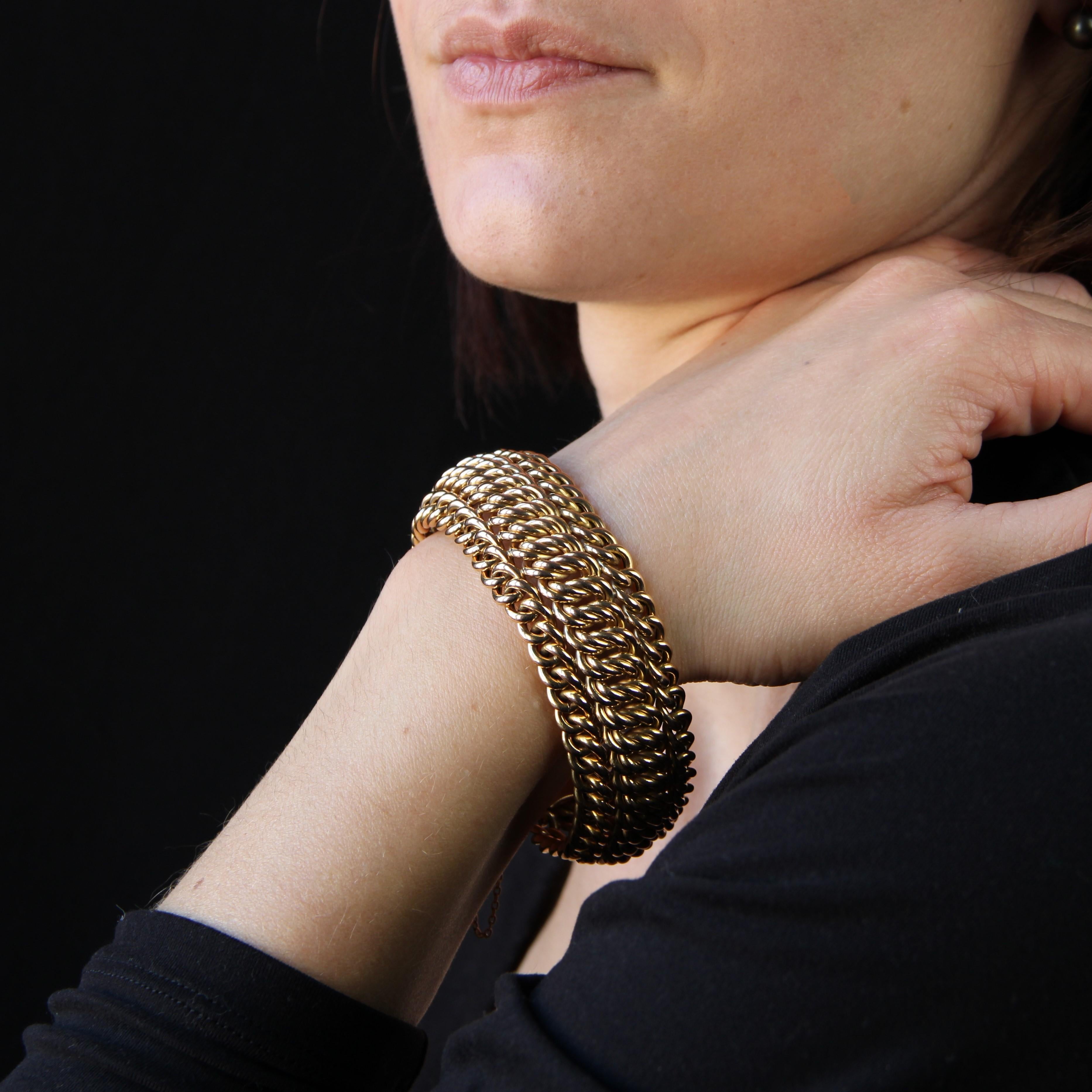 Armband aus 18 Karat Gelbgold, punziert mit Adlerkopf und Rhinozeroskopf.
Dieses antike Goldarmband ist wie neu und besteht aus einer dreifachen Reihe von Gourmet-Gliedern, wobei die mittlere Reihe eine größere Bedeutung hat. Dieses