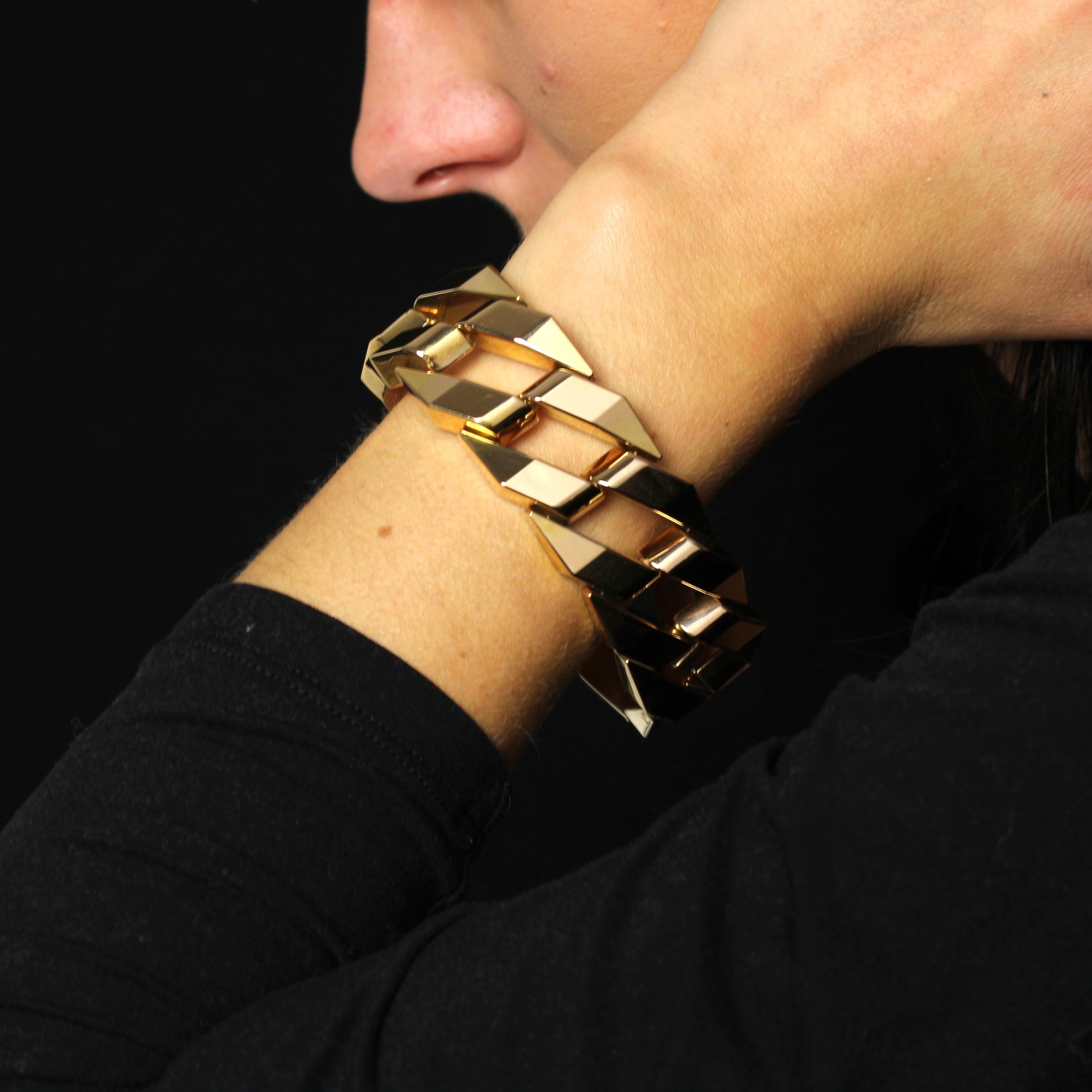 Bracelet in 18 karat yellow gold.
Large and voluminous, this yellow gold bracelet features articulated gourmette-style links with geometric lines. The clasp is a ratchet with two 8 safety catches.
Length : 20 cm approximately, width : 2.5 cm