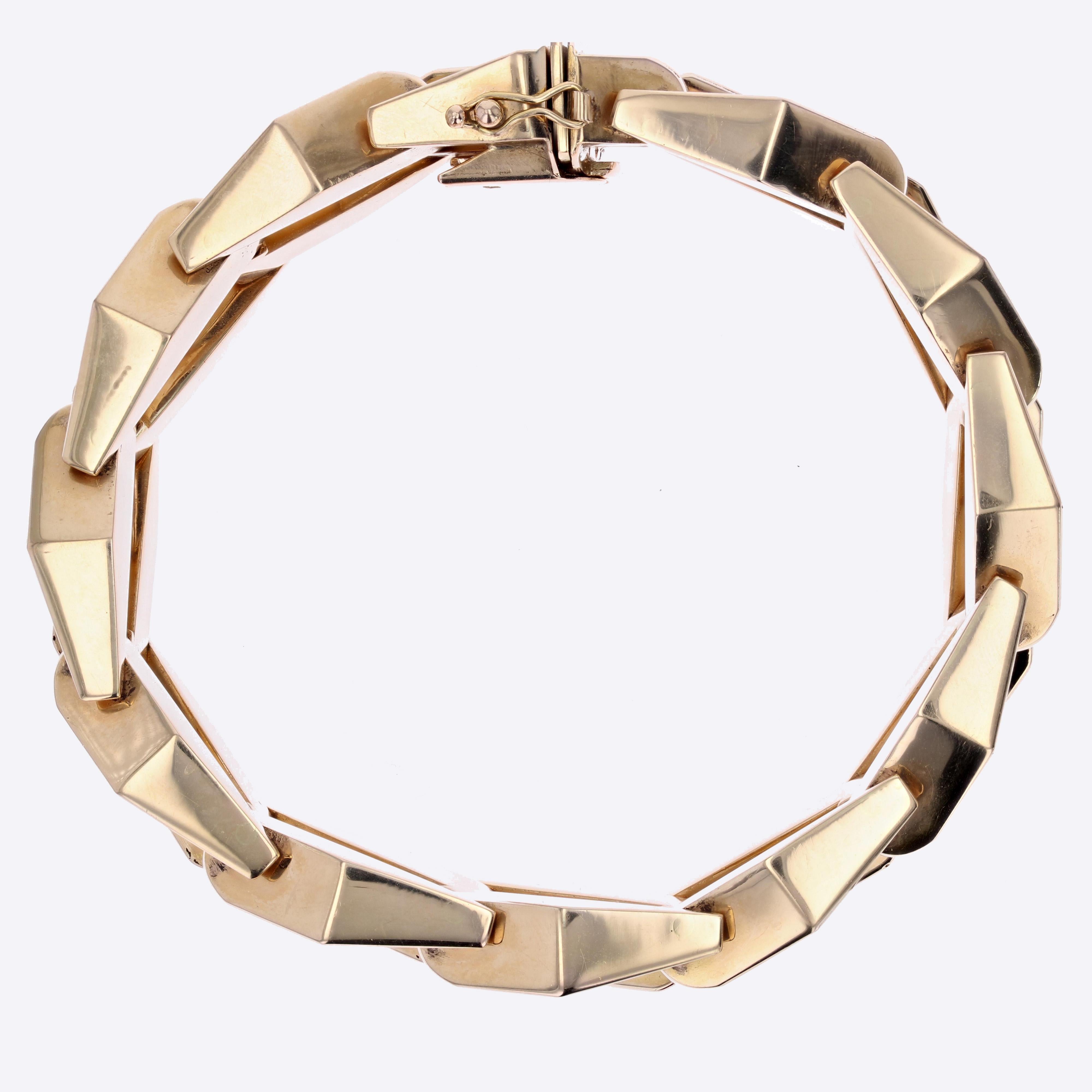 1960s 18 Karat Yellow Gold Geometric Curb Chain Large Bracelet In Excellent Condition In Poitiers, FR