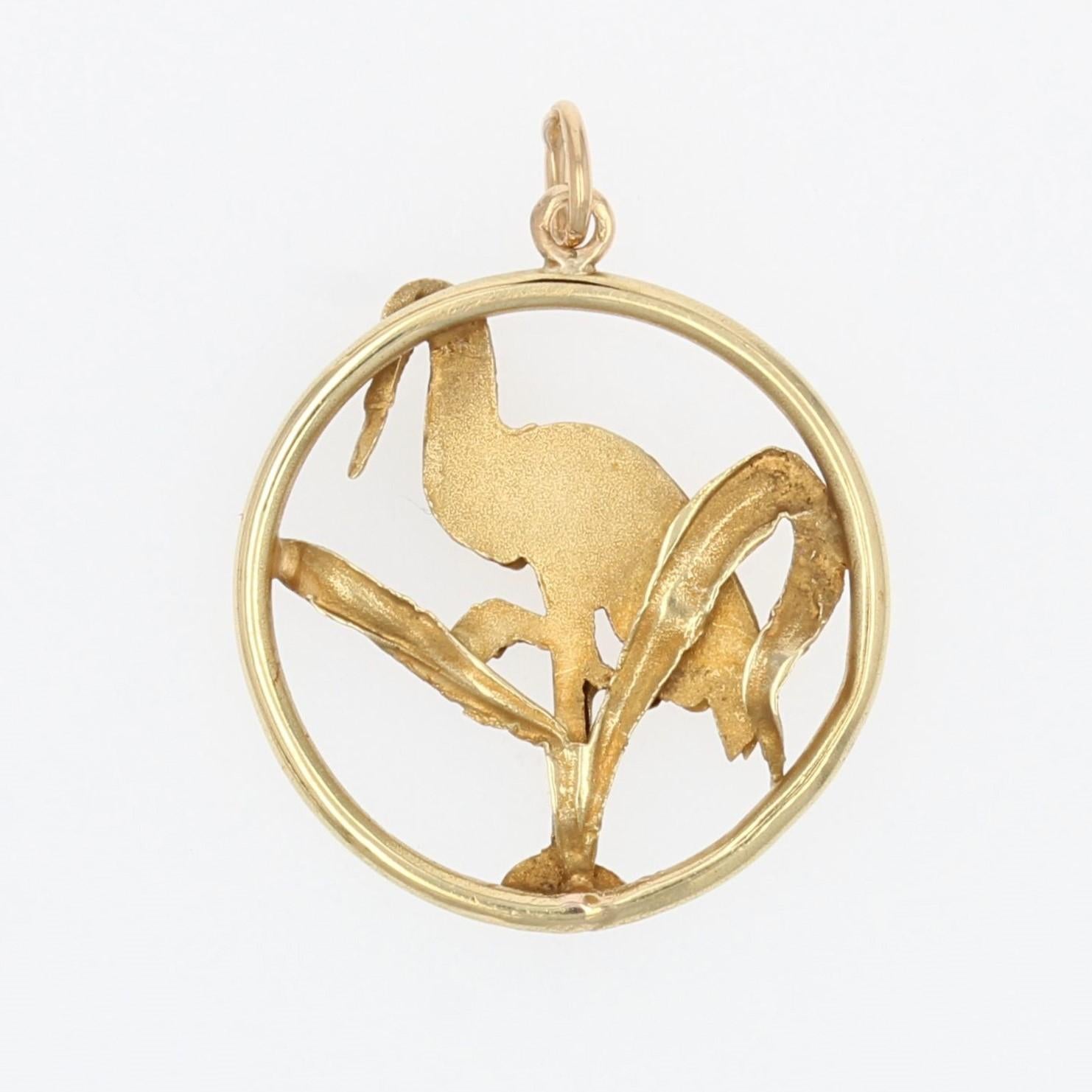 Pendant in 18 karat yellow gold, eagle head hallmark.
Delightful retro pendant, it is of round shape and represents a heron.
Height : 2,4 cm, width : 18,2 mm, thickness : 2 mm approximately.
Total weight of the jewel : 1,1 g approximately.
Authentic