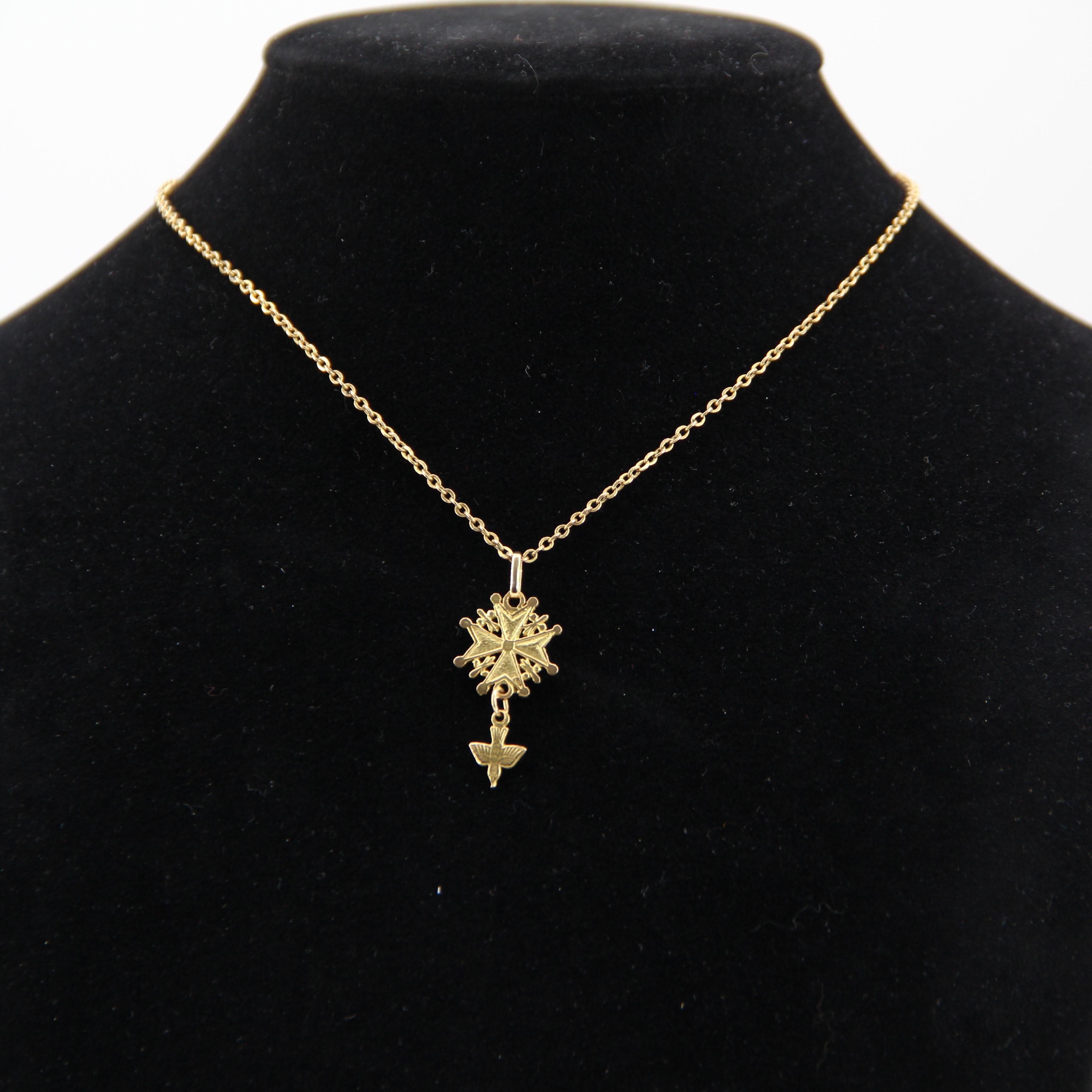Pendant in 18 karat yellow gold.
This antique pendant represents a cross of Occitania which holds in pampille a dove.
Height : 3,4 cm, width : 1,3 cm, thickness : 0,7 mm approximately.
Total weight of the jewel : 2 g approximately.
Authentic retro
