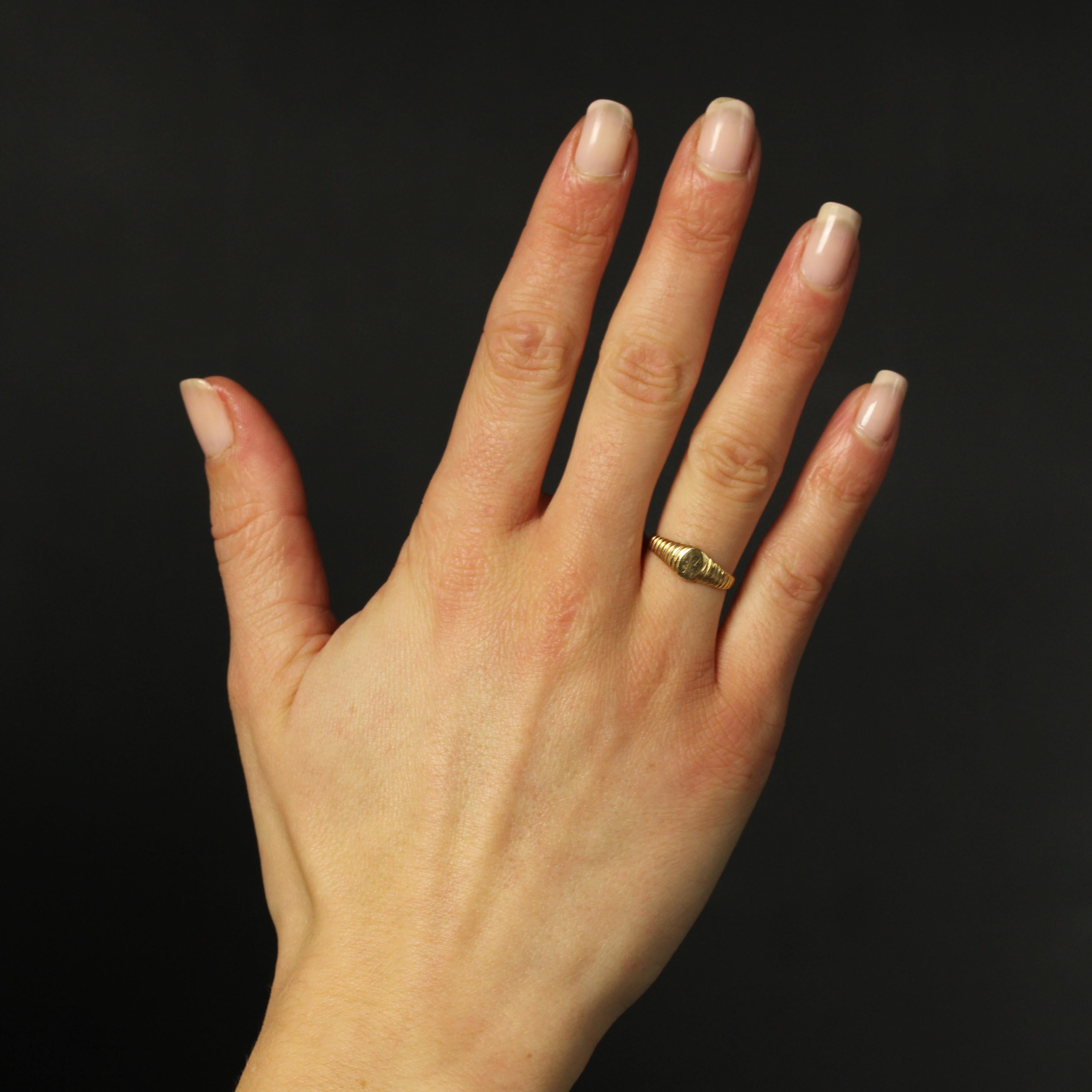 Ring in 18 karat yellow gold, eagle head hallmark.
This fine signet ring features an oval gold plate finely engraved with the letter A. On either side, the upper half of the ring is adorned with falling gadrooned motifs.
Height : 6.2 mm