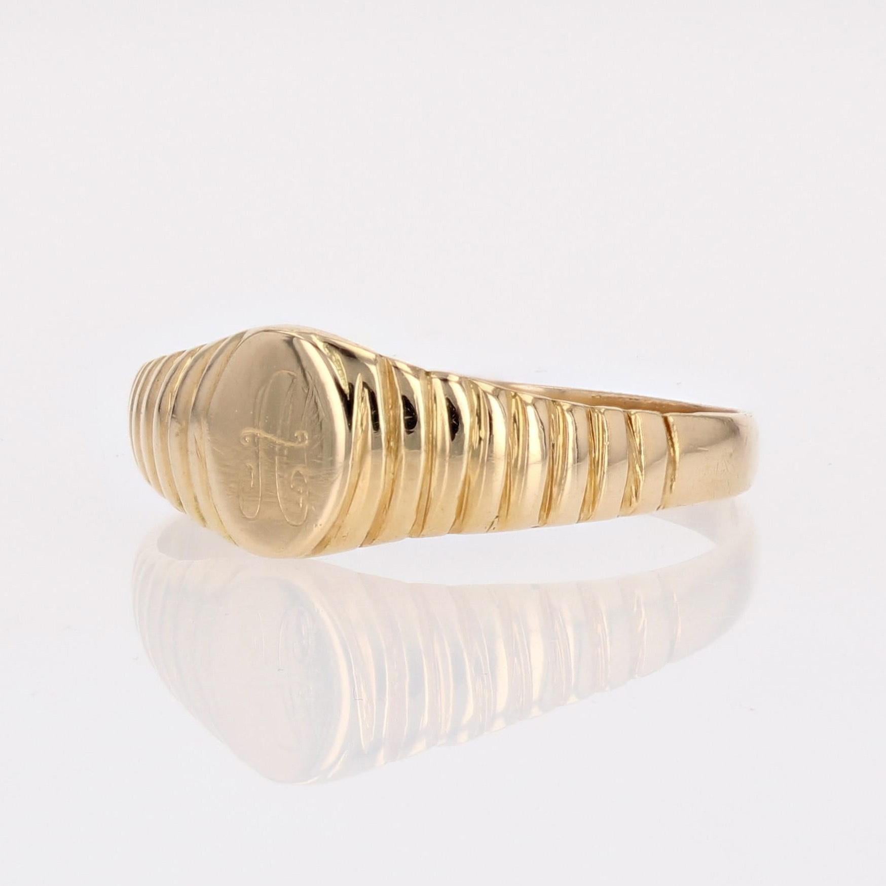 1960s 18 Karat Yellow Gold Letter A Fine Ladies Signet Ring In Good Condition In Poitiers, FR
