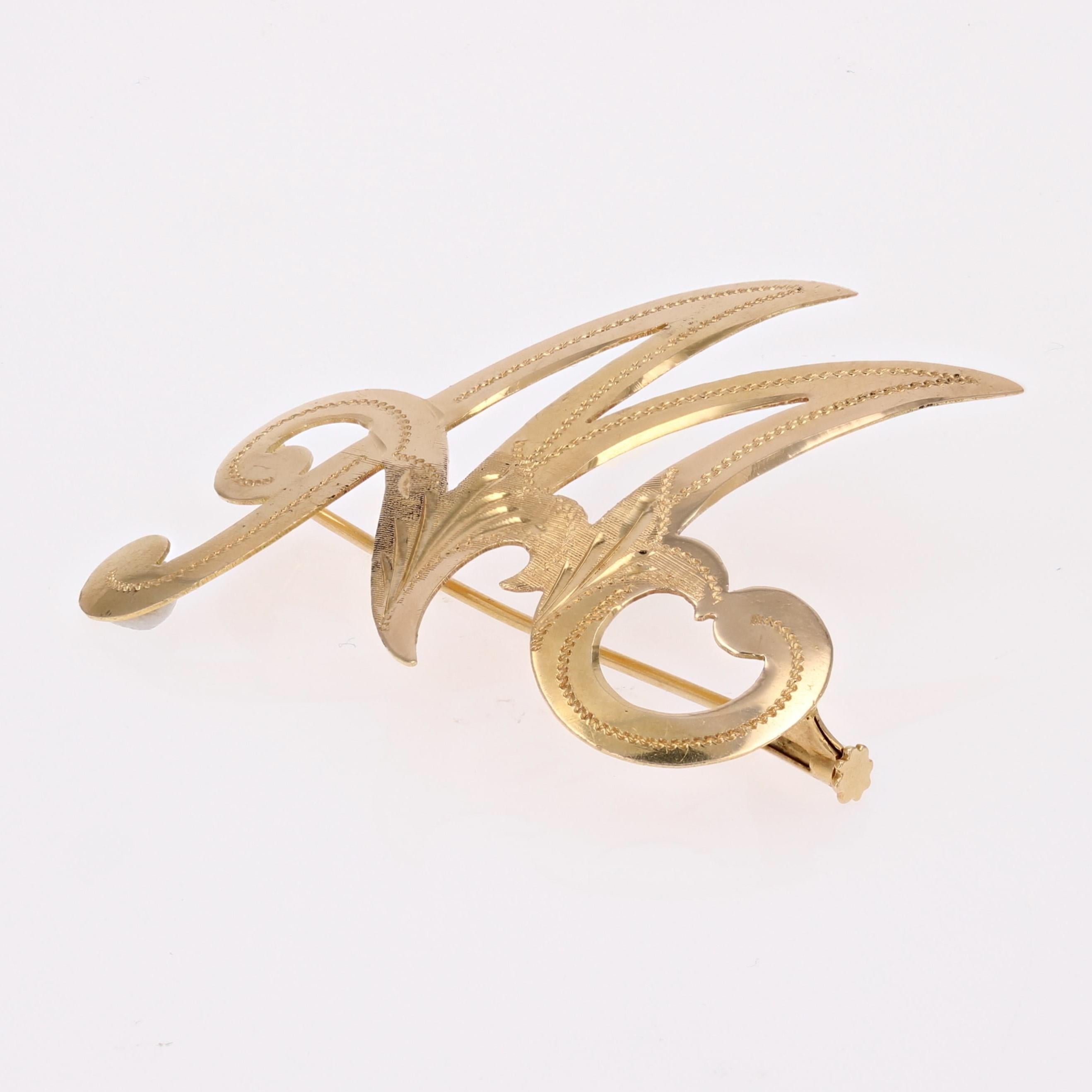 1960s 18 Karat Yellow Gold M Letter Brooch In Excellent Condition For Sale In Poitiers, FR