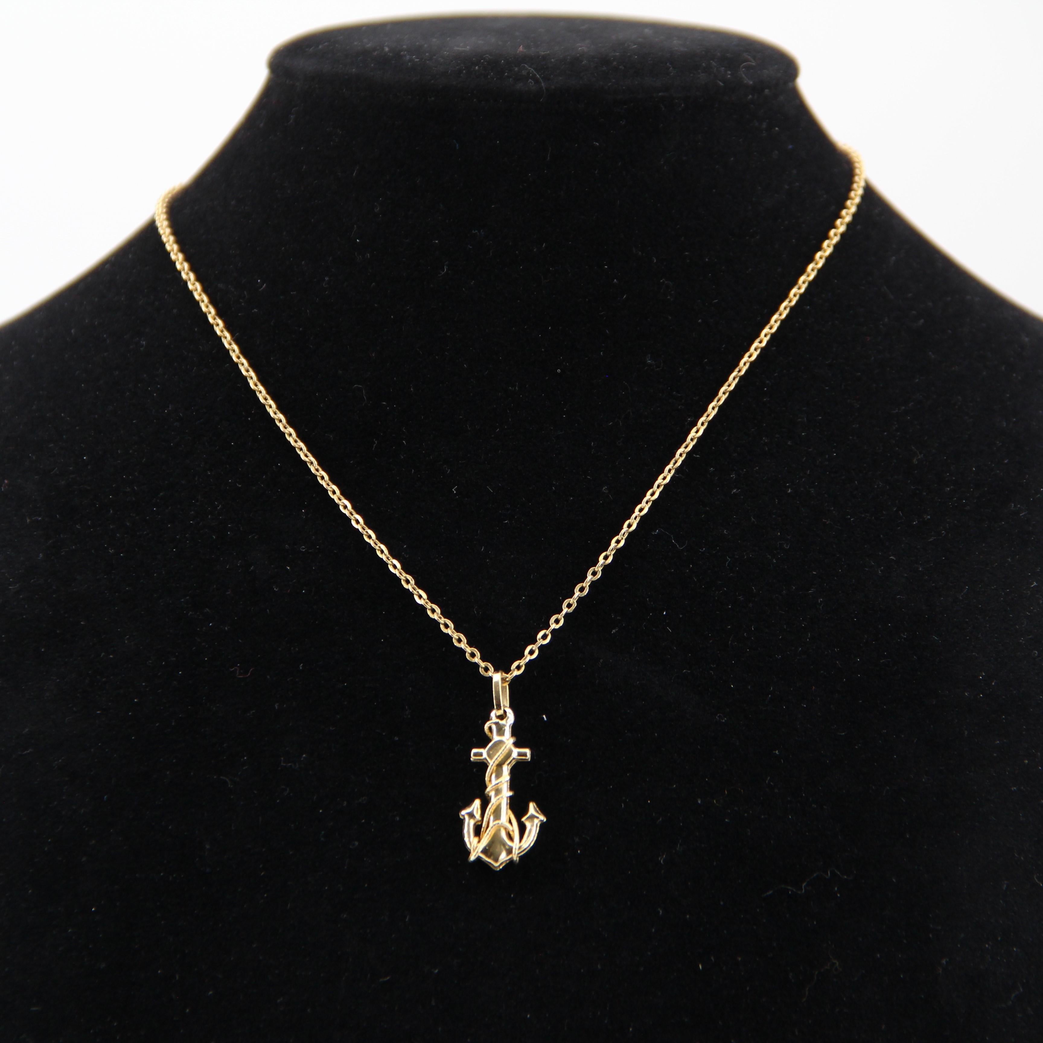 Pendant in 18 karat yellow gold.
This retro pendant is in the shape of an anchor with its knotted rope.
Height : 3 cm, width : 1,2 cm, thickness : 3,7 mm approximately.
Total weight of the jewel : 1,8 g approximately.
Authentic antique jewelry -