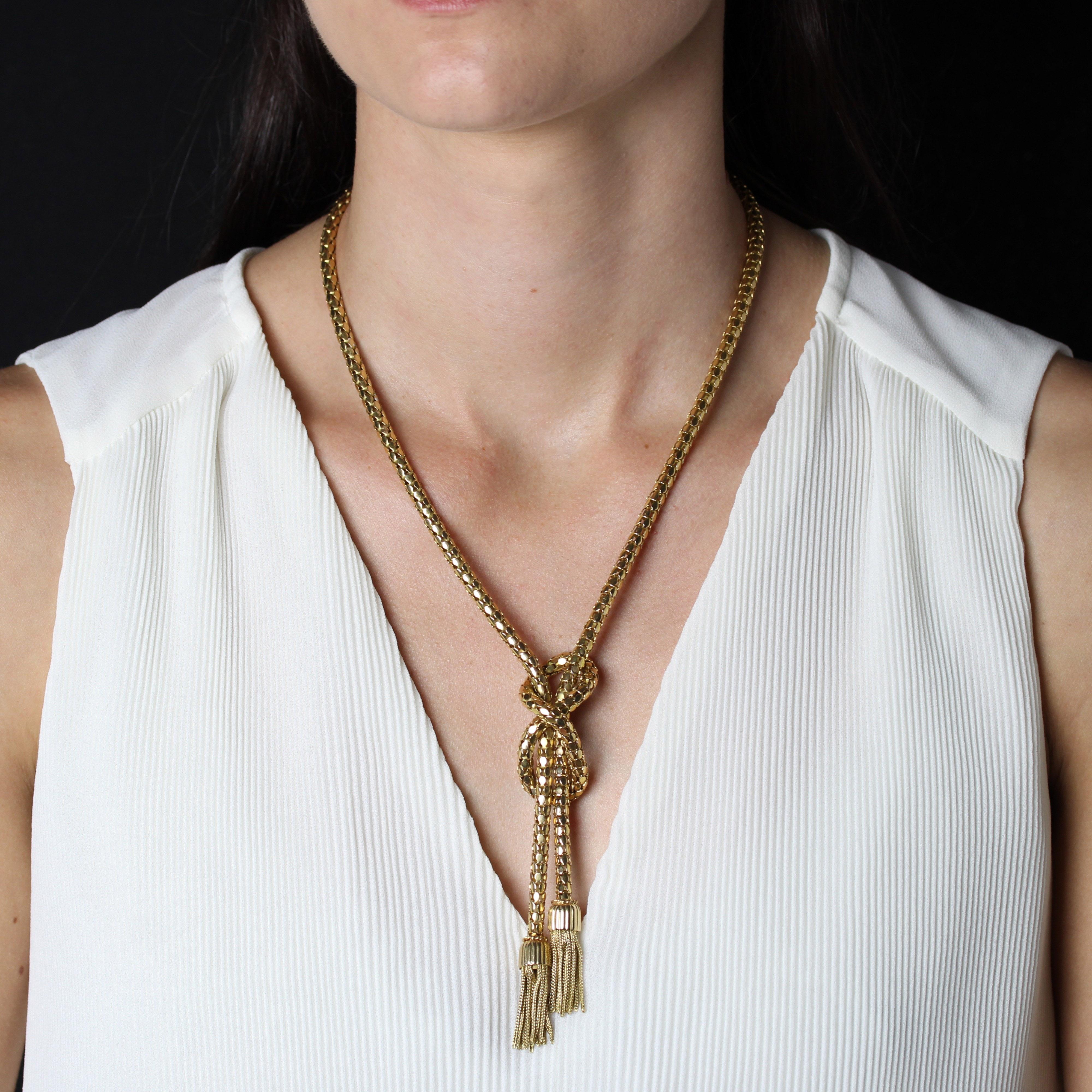 Necklace in 18 karat yellow gold, owl hallmark.
This splendid antique necklace in yellow gold features a wide orvet chain, knotted at the front and ending asymmetrically with 2 gold tassels. The barrel clasp is ratchet with 8 safety pins.
Length :
