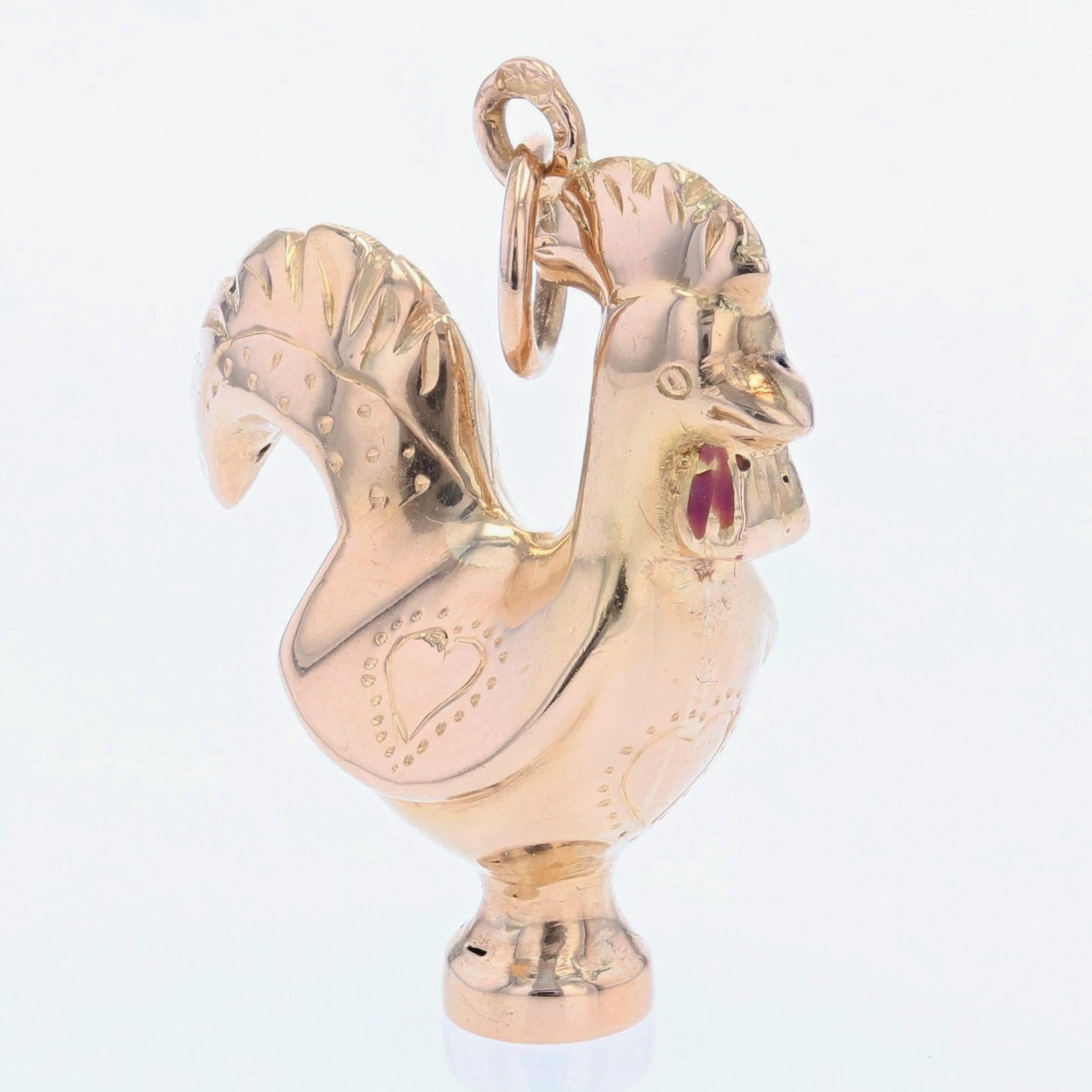 Pendant in 18 karat yellow gold.
Magnificent retro charm, it represents a rooster with chiseled details. 
Height : 3 cm, width : 21,7 mm, thickness : 11,3 mm approximately.
Total weight of the jewel : 2,7 g approximately.
Authentic retro jewel -