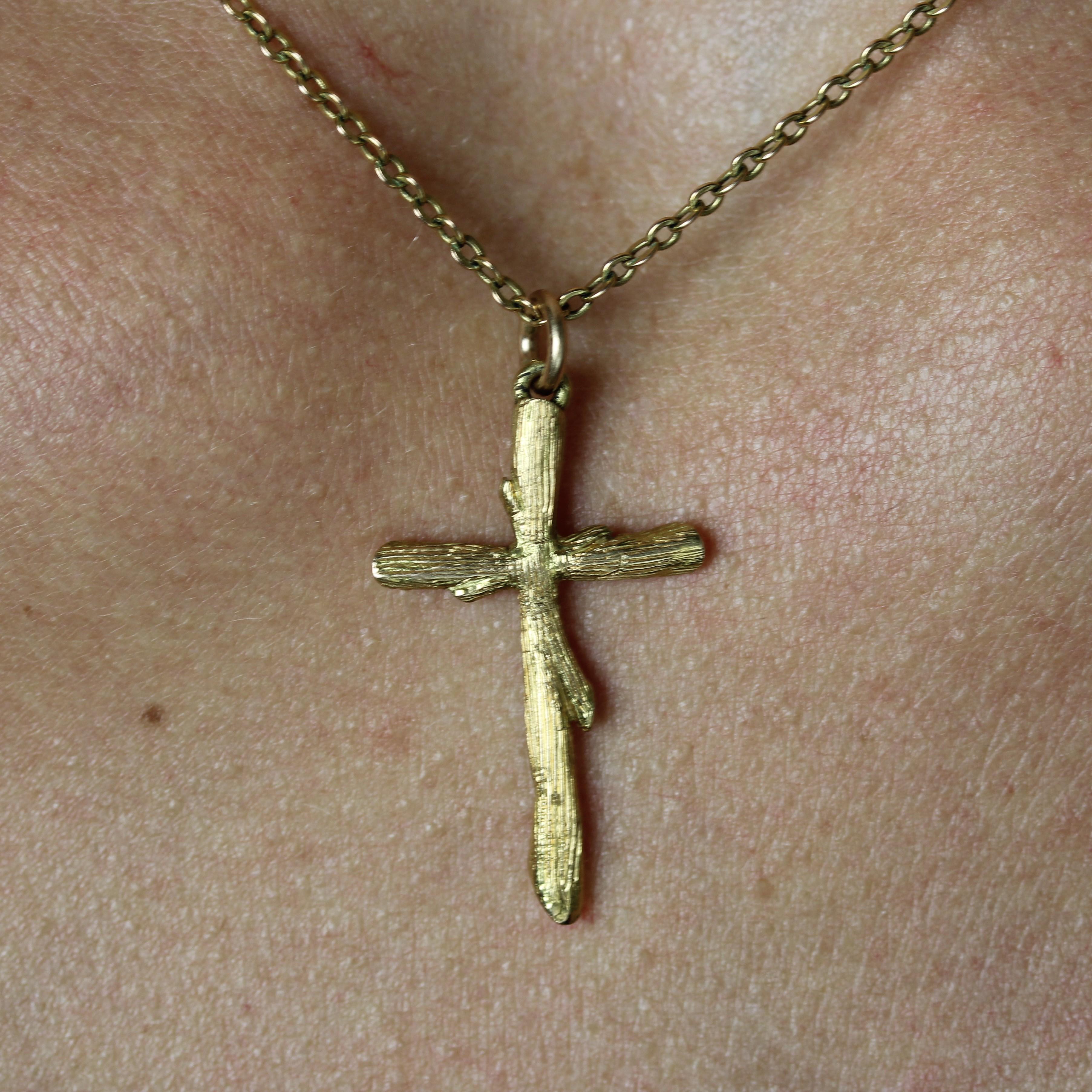 da uomo o donna Ciondolo a forma di croce in oro giallo 18 carati del 1960, con texture vegetale in vendita