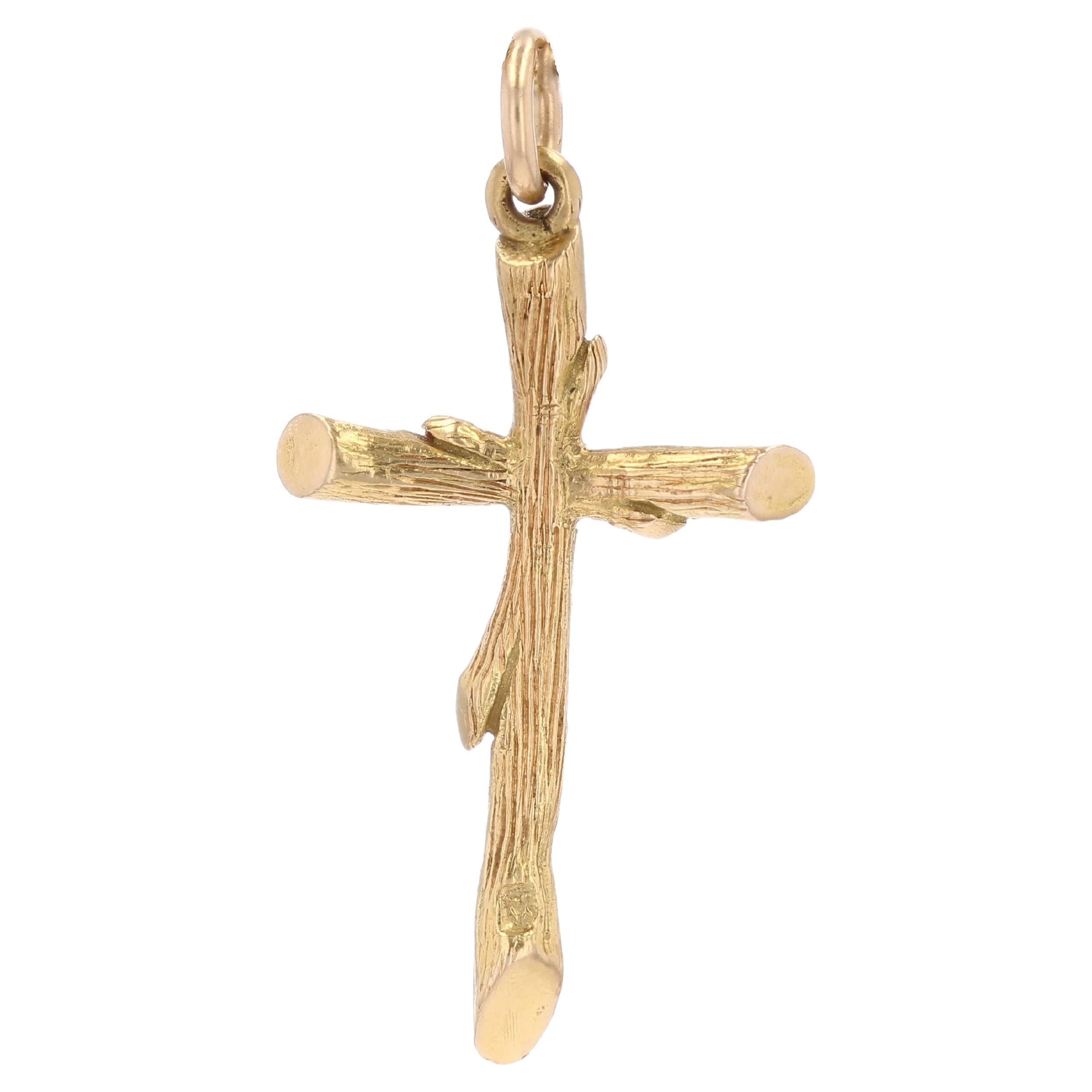 Ciondolo a forma di croce in oro giallo 18 carati del 1960, con texture vegetale in vendita