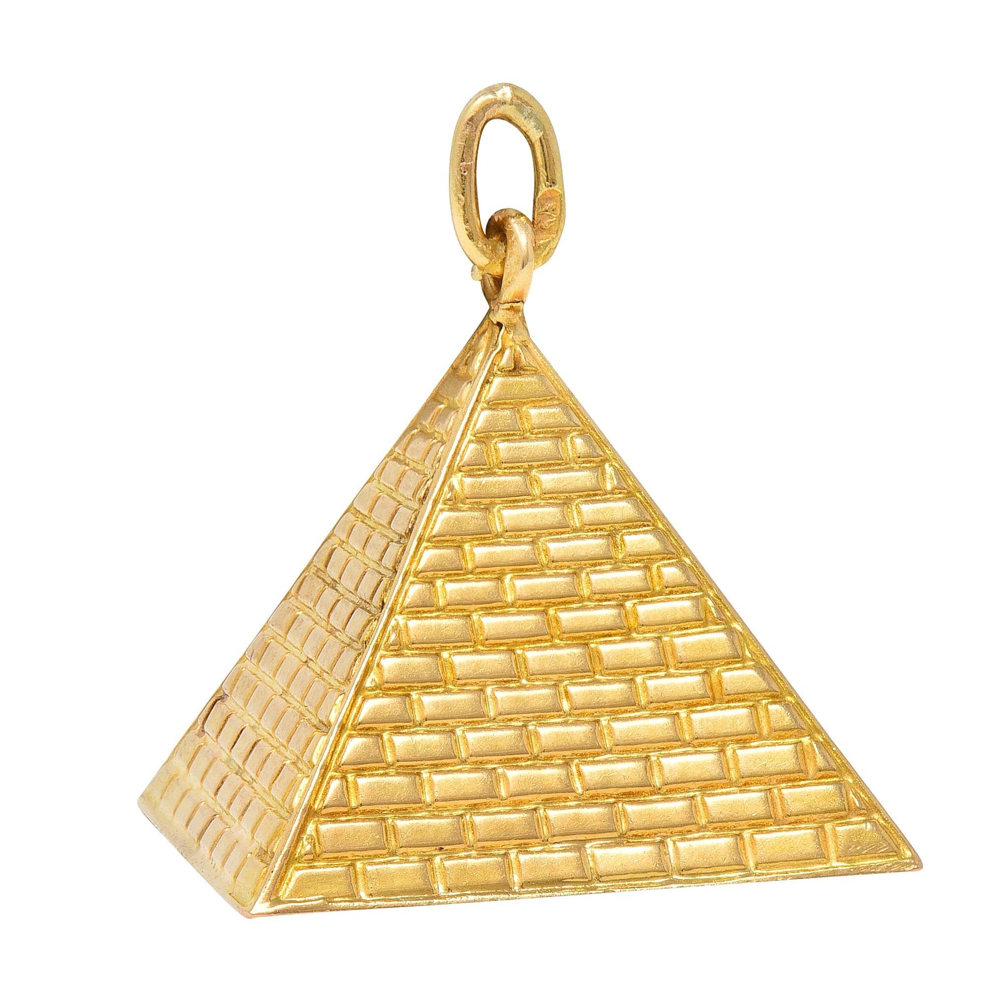 Conçu comme une forme de pyramide dimensionnelle
Rainures avec détails en brique sur toute la surface
Ressemblant aux pyramides égyptiennes
Complété par une balle d'anneaux de saut
Testé comme de l'or 18 carats
Circa : 1960
Mesures : 1 1/16 x 7/8