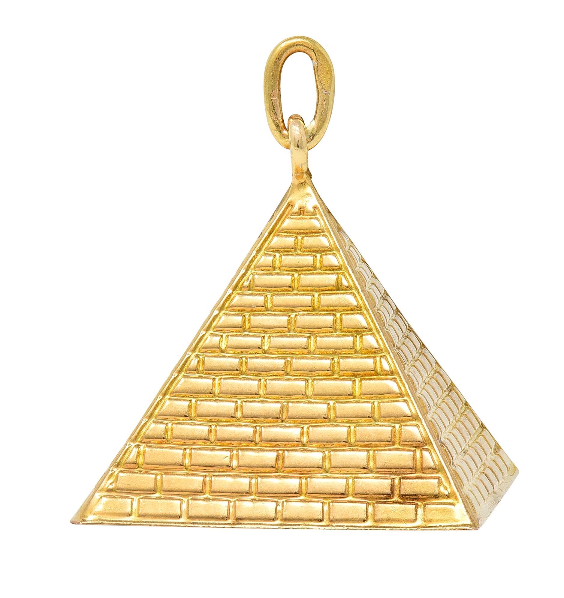 Pendentif pyramide égyptienne vintage en or jaune 18 carats des années 1960 Excellent état - En vente à Philadelphia, PA