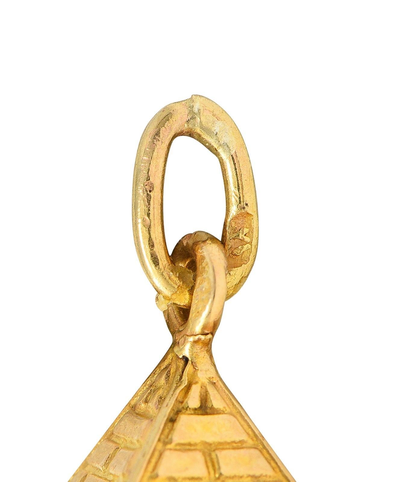 Pendentif pyramide égyptienne vintage en or jaune 18 carats des années 1960 Pour femmes en vente