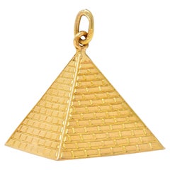 Ciondolo a forma di piramide egizia vintage degli anni '60 in oro giallo 18 carati
