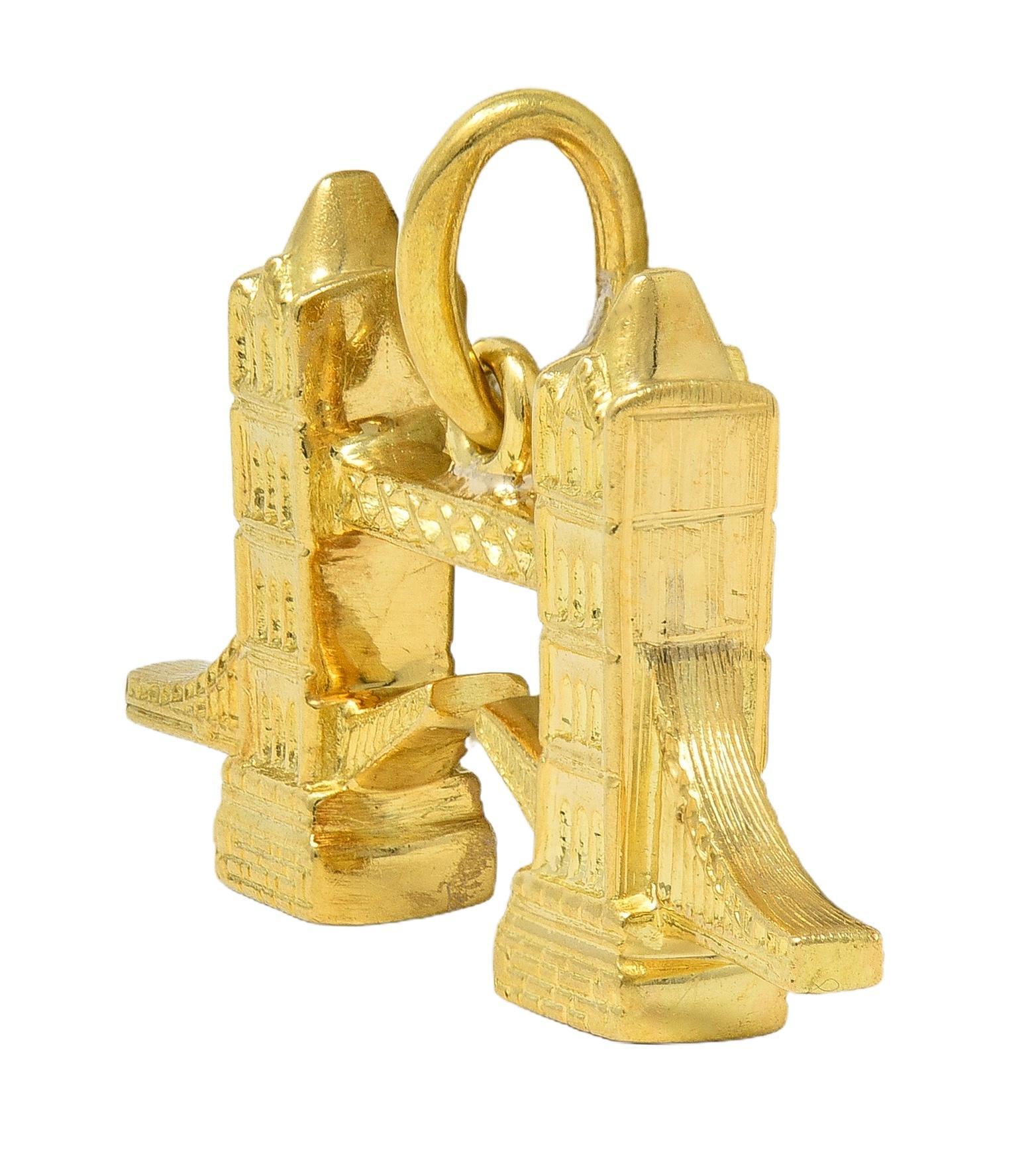Conçue comme une forme de Tower Bridge à l'aspect très réaliste
Profondément rainuré sur toute sa longueur avec des détails
Pont légèrement dessiné
Complété par une balle d'anneaux de saut
Estampillé pour l'or 18 carats
Avec marque partielle de