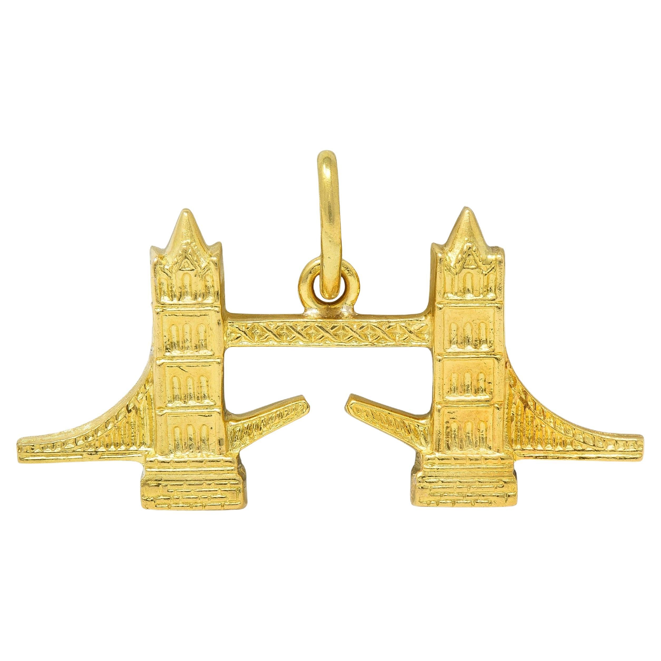 Pendentif Tower Bridge Vintage en or jaune 18 carats des années 1960 en vente