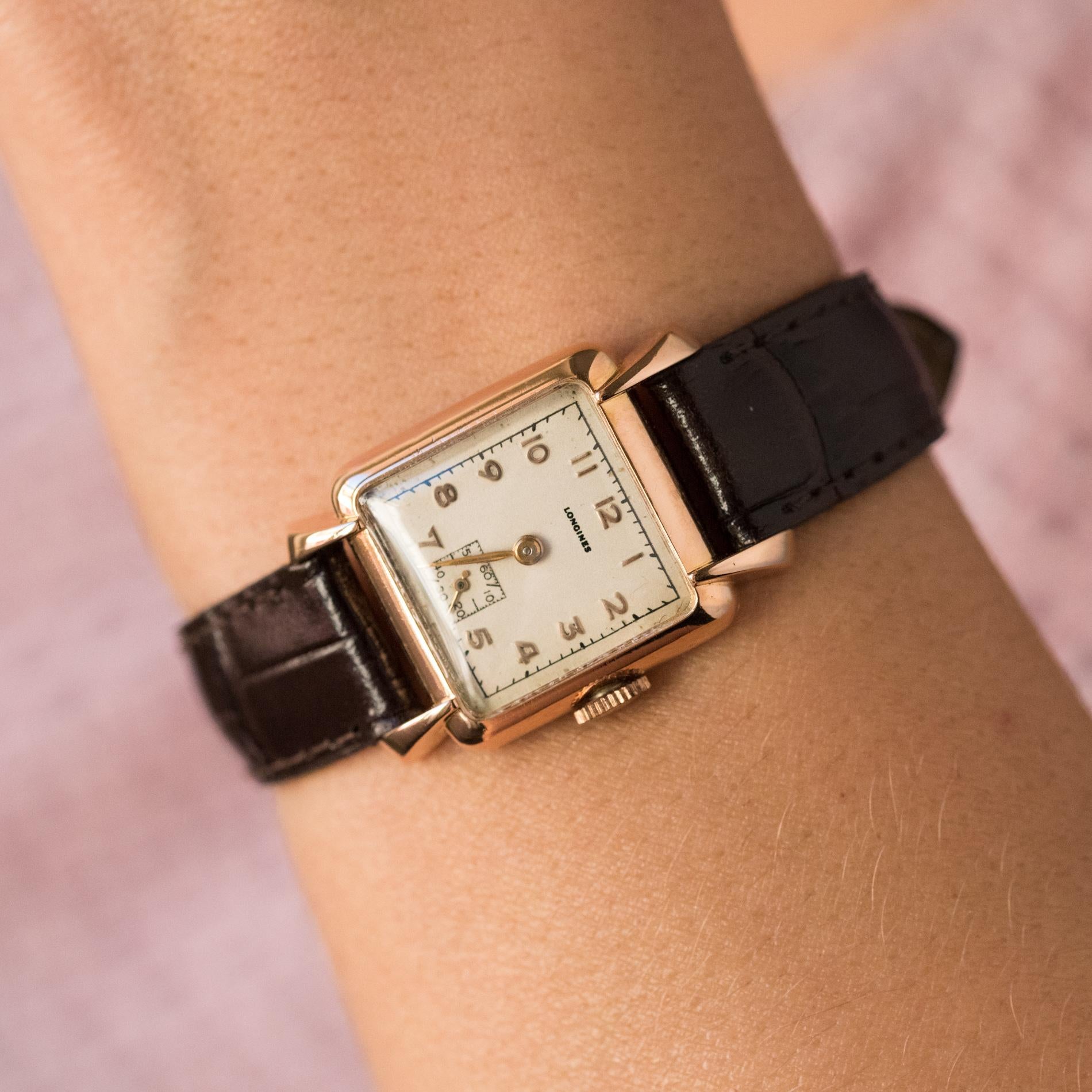 Ladies' wristwatch in 18 karats rose gold.
The square shape box, has a cream amati background, with Arabic numerals. The seconds dial is at 6 o'clock.
The bracelet is new, in black crocodile style with buckle.
Longines brand on the dial.
Mechanical