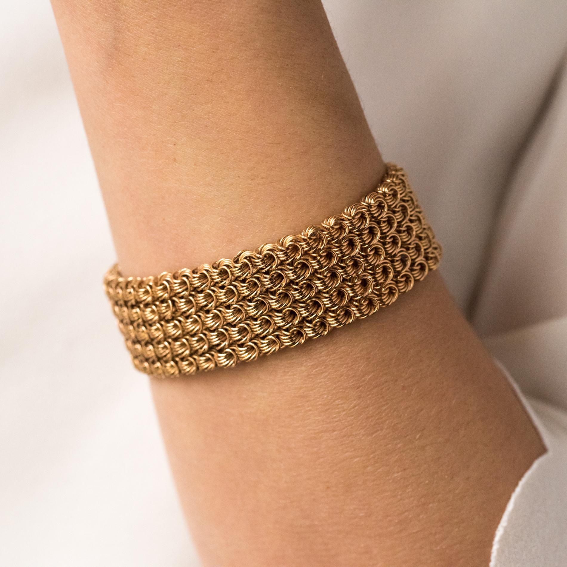 Bracelet in 18 karats rose gold.
Flexible bracelet, it consists of a mesh made of gold rings intertwined in 5 rows. The clasp is a ratchet with a safety 8.
Length: 18.5 cm, width: 2 cm, thickness: 0.4 cm.
Total weight of the jewel: 74.2 g