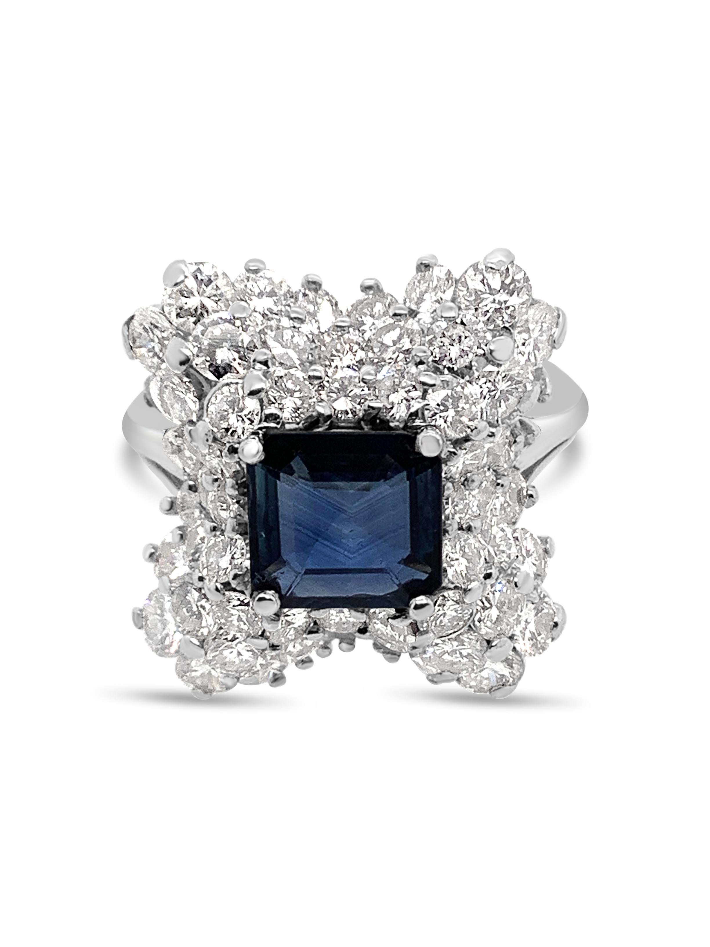 Vintage 1960s Sapphire & Diamond Ring.  Le saphir fait 1,82 carats.  Les diamants ont un poids total de 3,00 carats et sont sertis dans un halo de grappes étagées et ondulées. En platine.  La taille actuelle des doigts est de 6,5, mais des tailles