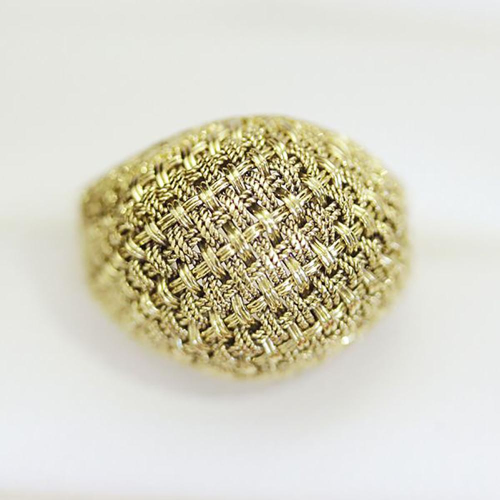 1960s 18ct Gold Mesh Dome Dress Ring Cocktail Ring For Sale 3