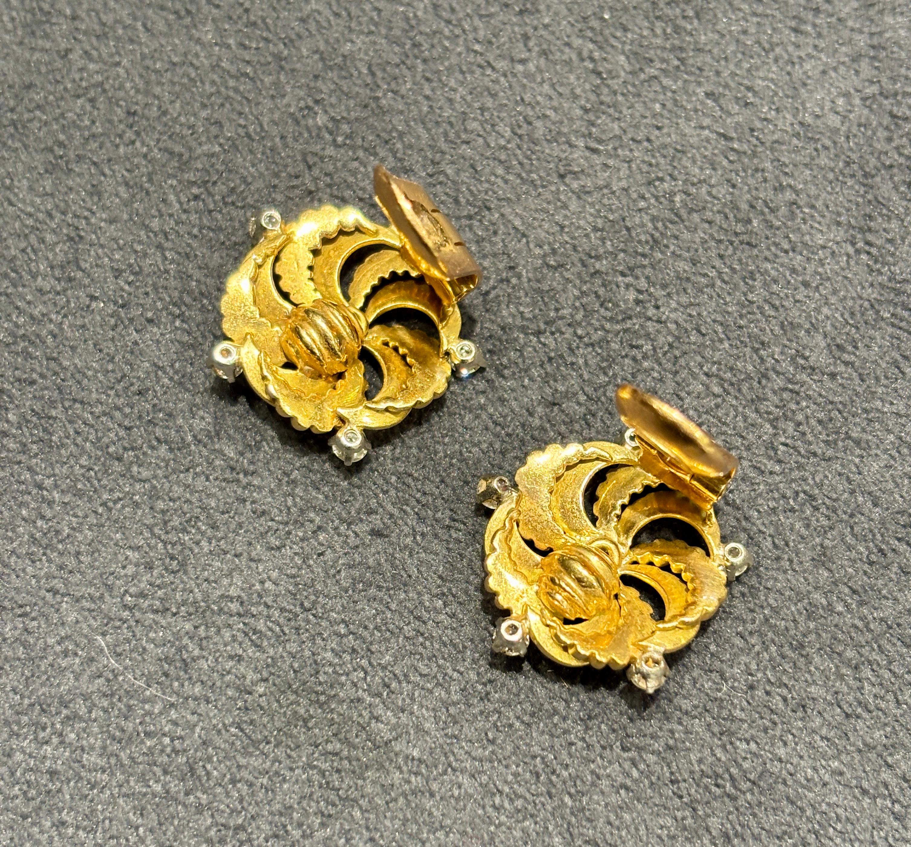 Taille ronde Boucles d'oreilles clips en or 18k et diamants Pery et fils des années 1960 en vente