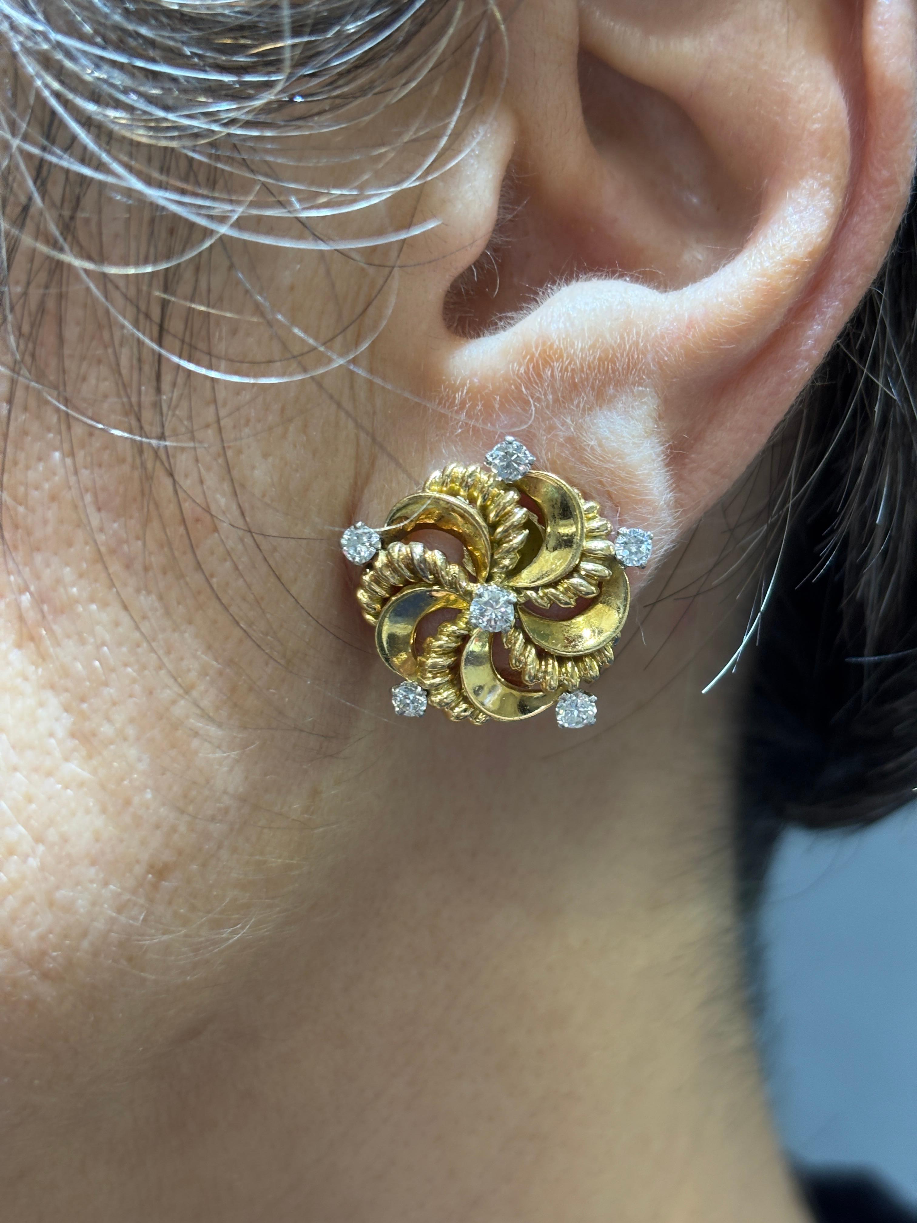 Boucles d'oreilles clips en or 18k et diamants Pery et fils des années 1960 en vente 2