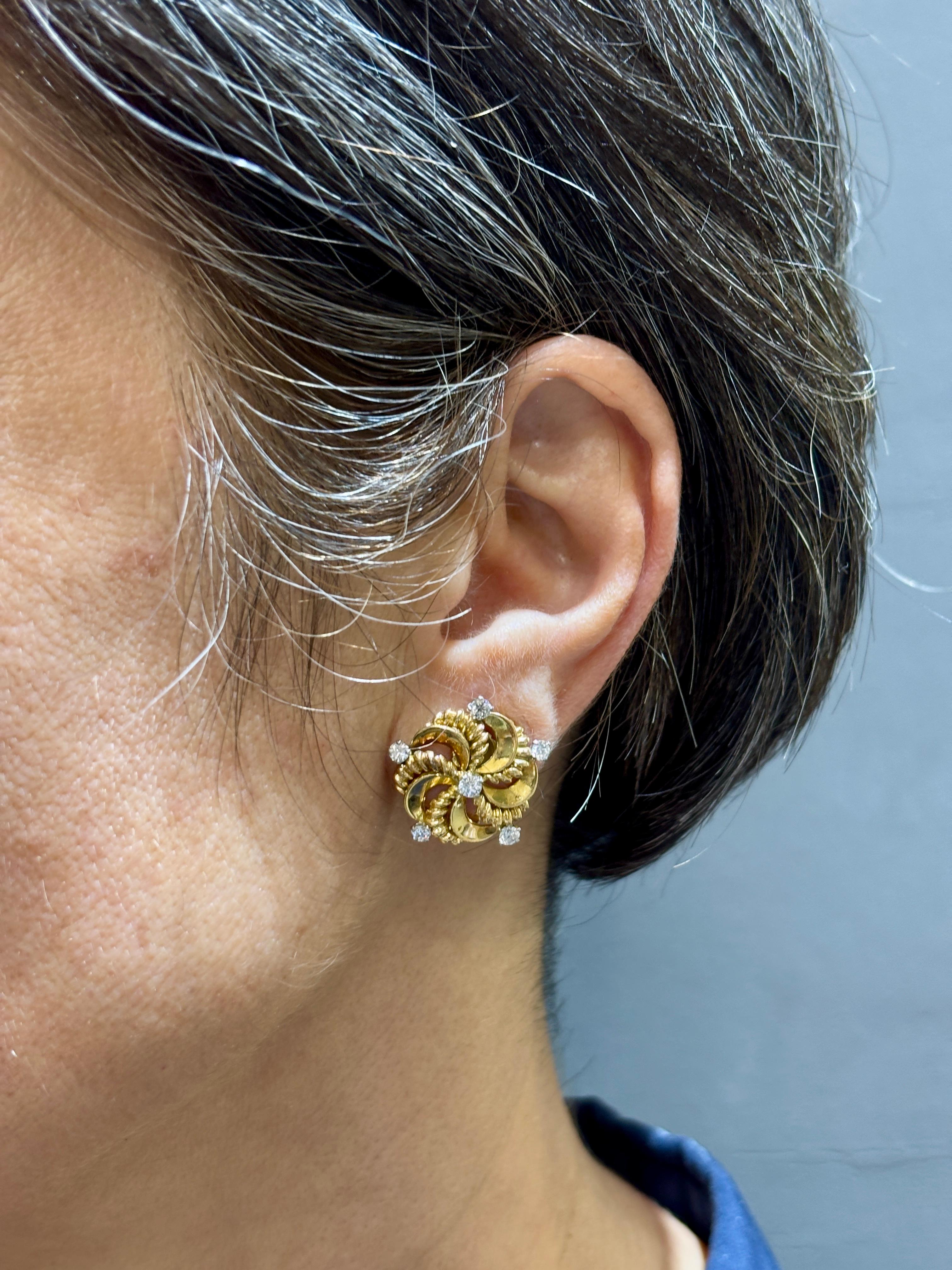 Boucles d'oreilles clips en or 18k et diamants Pery et fils des années 1960 en vente 3