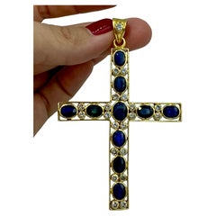 1960er Jahre 18k Gold Kreuz mit 15c ovalen facettierten Saphiren und Diamanten