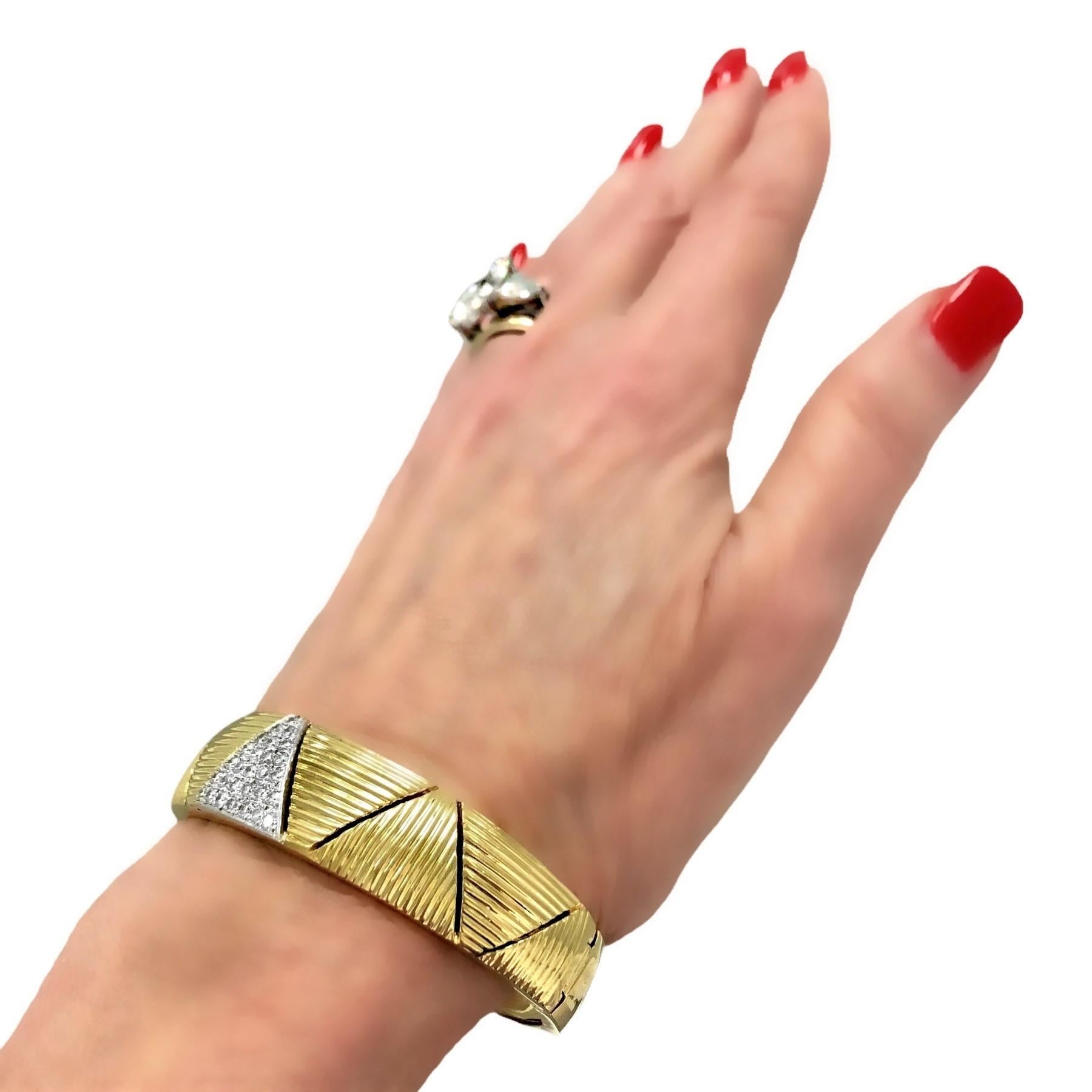 1960's 18K Yellow Gold Italian Triangle Motif Diamond Bangle Bracelet For Sale 2