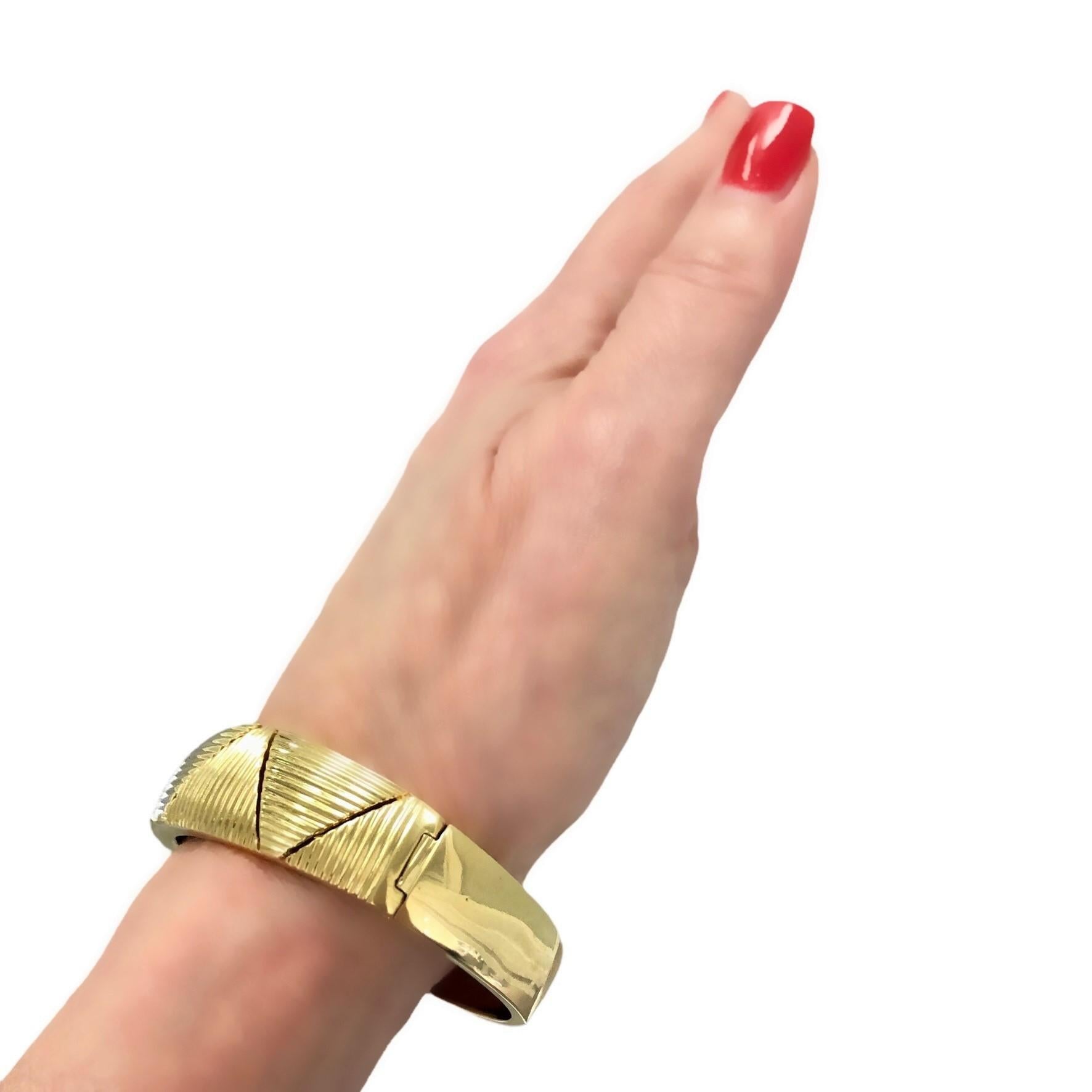 Bracelet jonc italien à motif triangulaire en or jaune 18 carats des années 1960 en vente 6