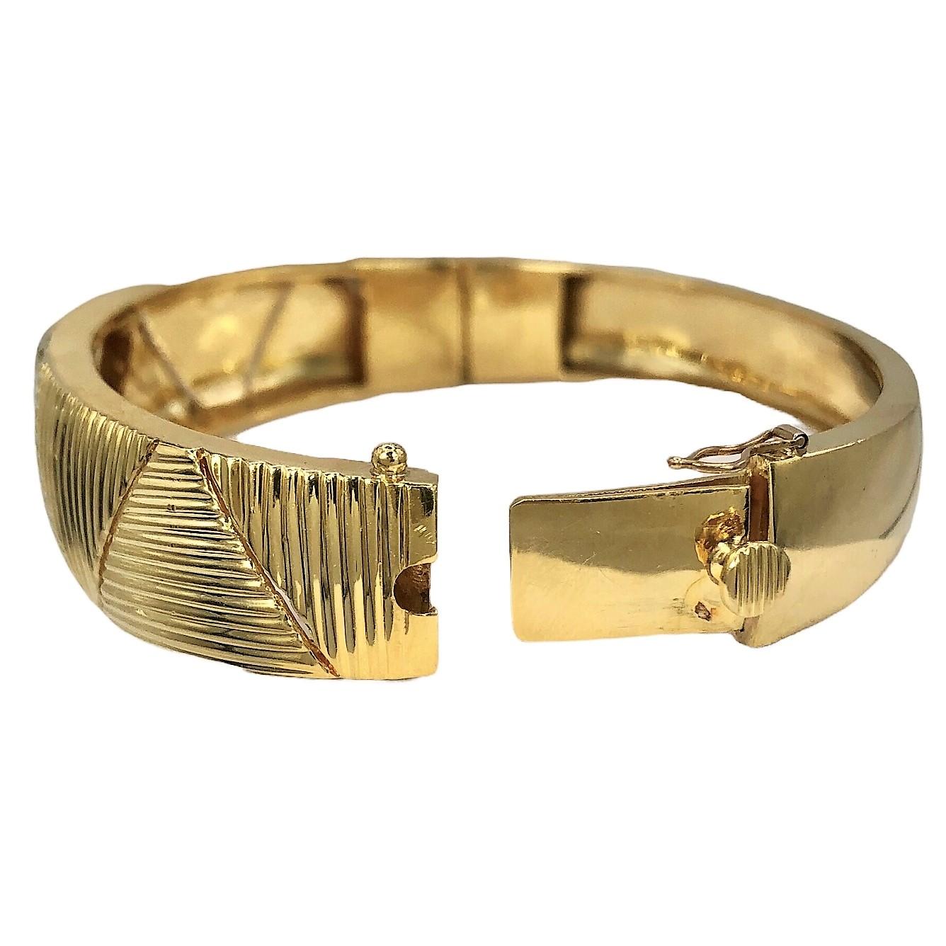 Bracelet jonc italien à motif triangulaire en or jaune 18 carats des années 1960 en vente 1