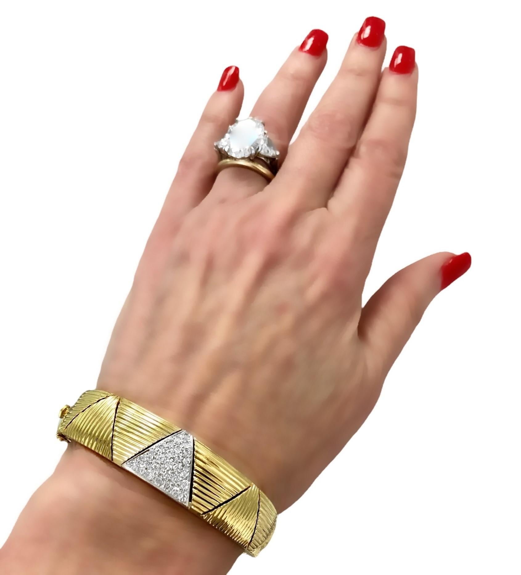 1960's 18K Yellow Gold Italian Triangle Motif Diamond Bangle Bracelet For Sale 1