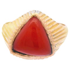 1960s 18k Yellow Gold & Natural Red Triangle Coral Cabochon MCM Ribbed Ring