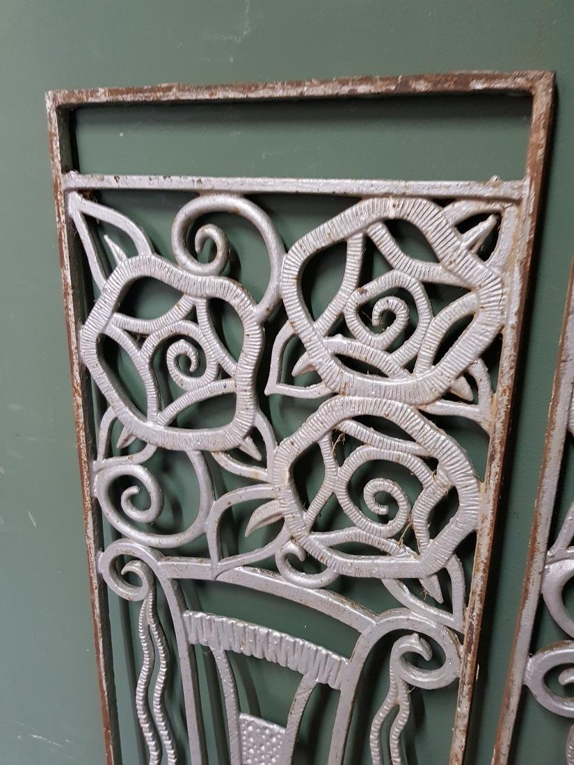 A pair of 2 vintage French door fences or grills and they are both decorated with a vase and flowers, both in a good but used condition. Originating from the 1960s and 1970s.

The measurements are:
Depth 1,5 cm/ 0.5 inch.
Width 30.5 cm/ 12