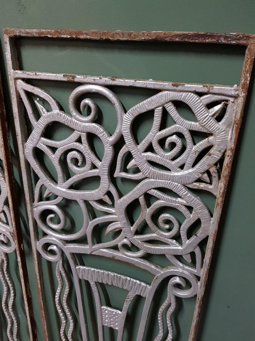 1960s-1970s 2 French Cast Iron Door Fences with Vases and Flowers In Good Condition In Raalte, NL