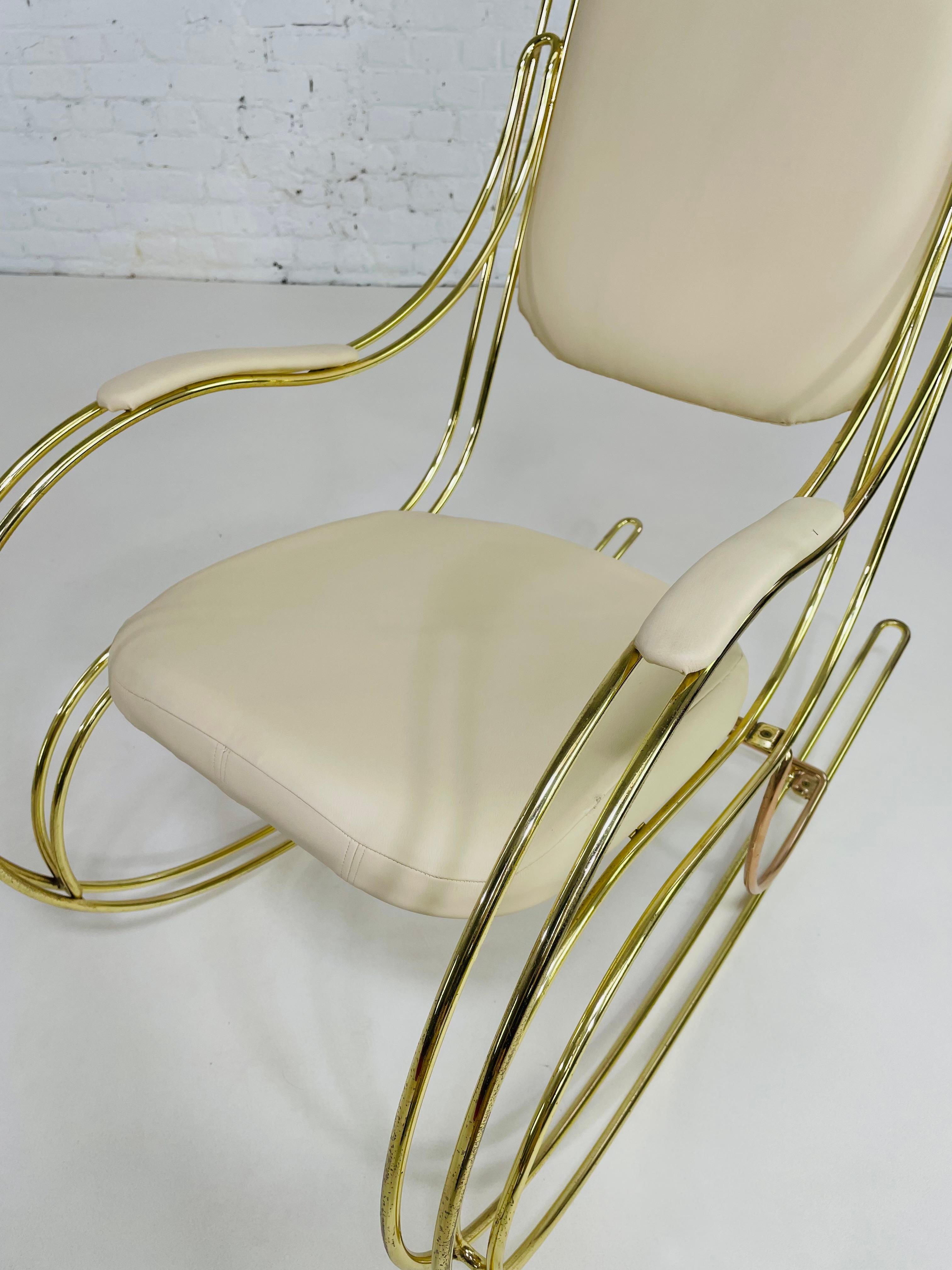 1960s-1970s Brass And Beige Faux Leather Rocking Chair For Sale 10