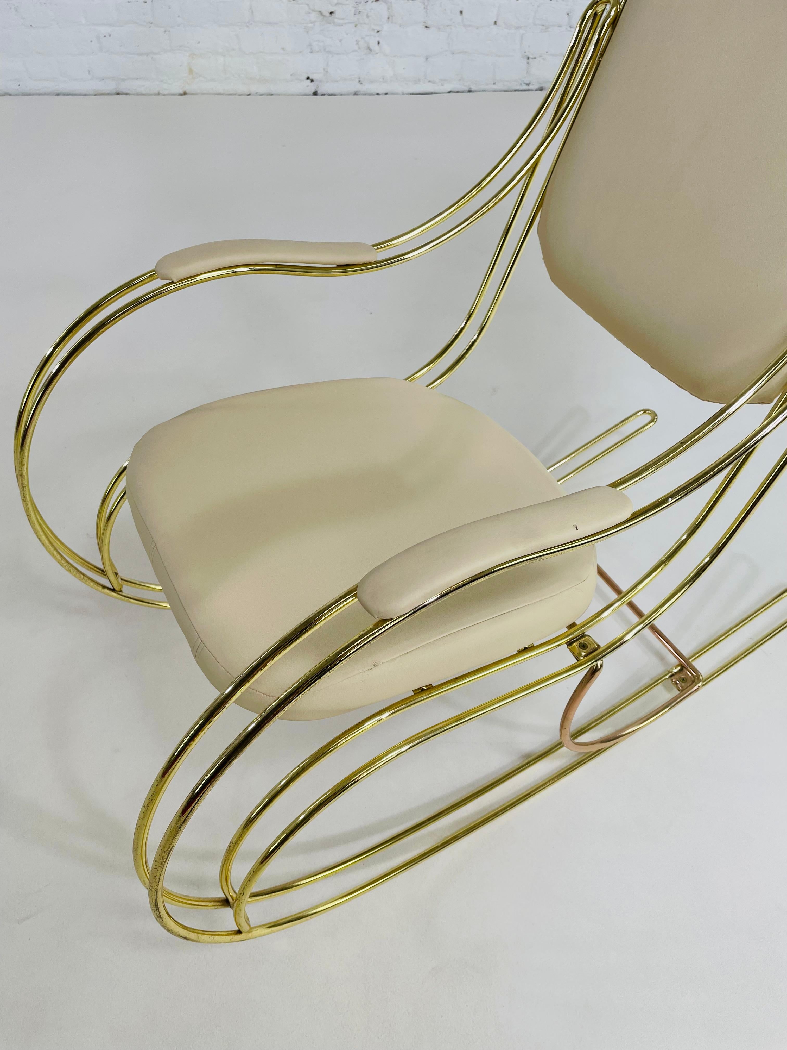 1960s-1970s Brass And Beige Faux Leather Rocking Chair For Sale 12