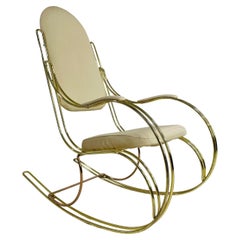 Chaise à bascule des années 1960-1970 en laiton et faux cuir beige