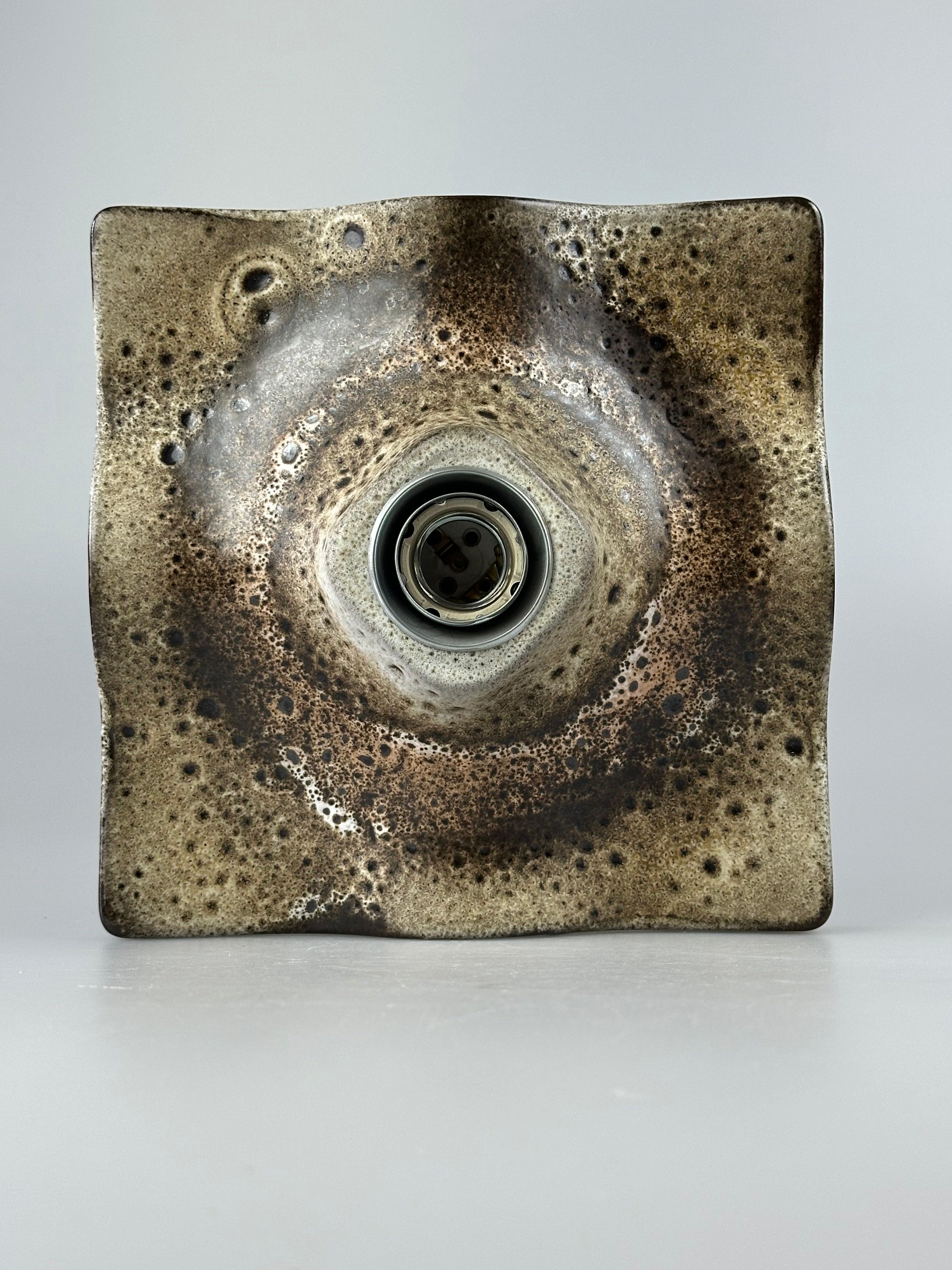 1960s/1970s Ceramic Wall Lamp, Mid-Century Wall Sconce, Space Age Design

Object: Wall Lamp

Manufacturer: Unknown

Condition: Good

Age: Circa 1960-1970

Dimensions:

Width = 23.5cm
Depth = 8.5cm
Height = 23.5cm

Other Information:

E27 Socket

The