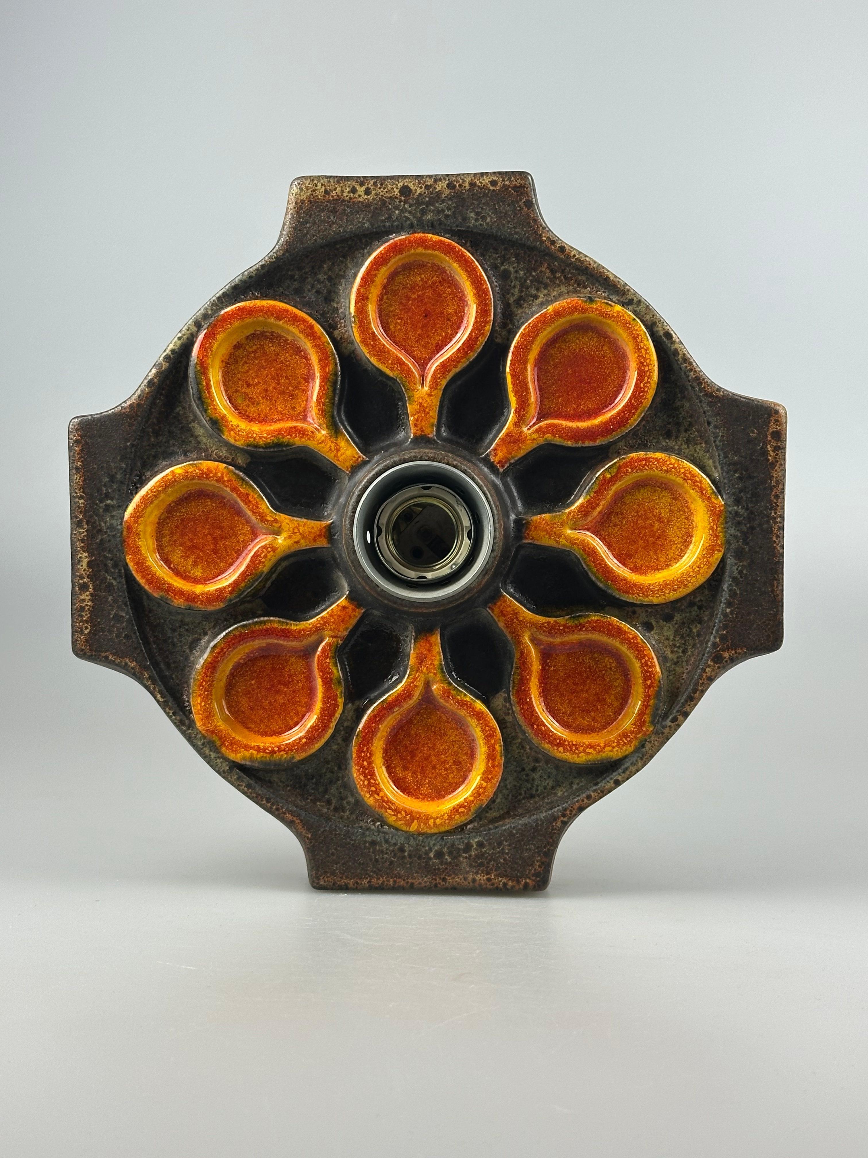 Applique in ceramica degli anni '60/'70, design A Space AGE di metà secolo

Objects: Lampada da parete

Produttore: Sconosciuto

Condizioni: Buono

Età: circa 1960-1970

Dimensioni:

Larghezza = 29 cm
Altezza = 29 cm
Profondità = 8 cm

Altre