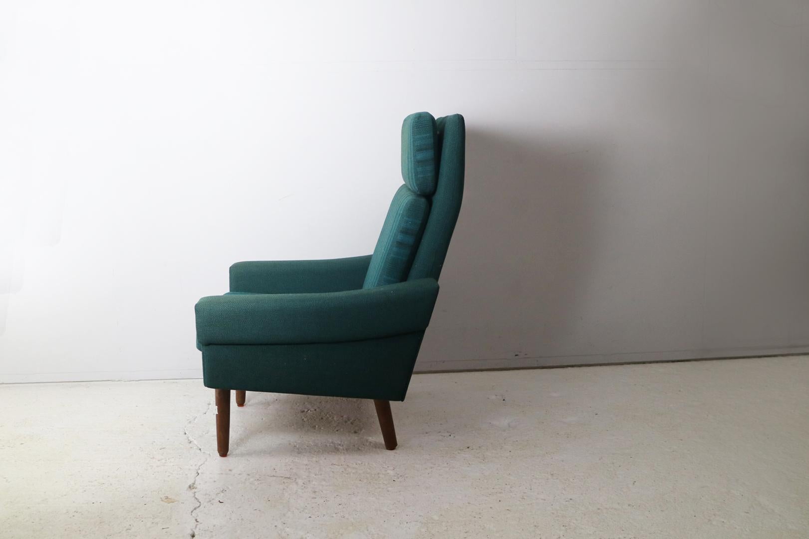 This is a very elegant Danish 1960s-1970s armchair. Stunning original upholstery in superb condition. The woolen fabric is dark turquoise, with a lovely stripe running through the cushioning. Sits on turned teak legs.

 