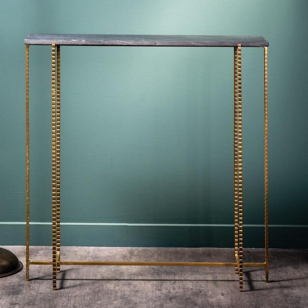 1960s-1970s design style console table consisting of a graphic and geometric brass metal feet with a rectangular black marble tray. Thin, delicate and brilliant!
