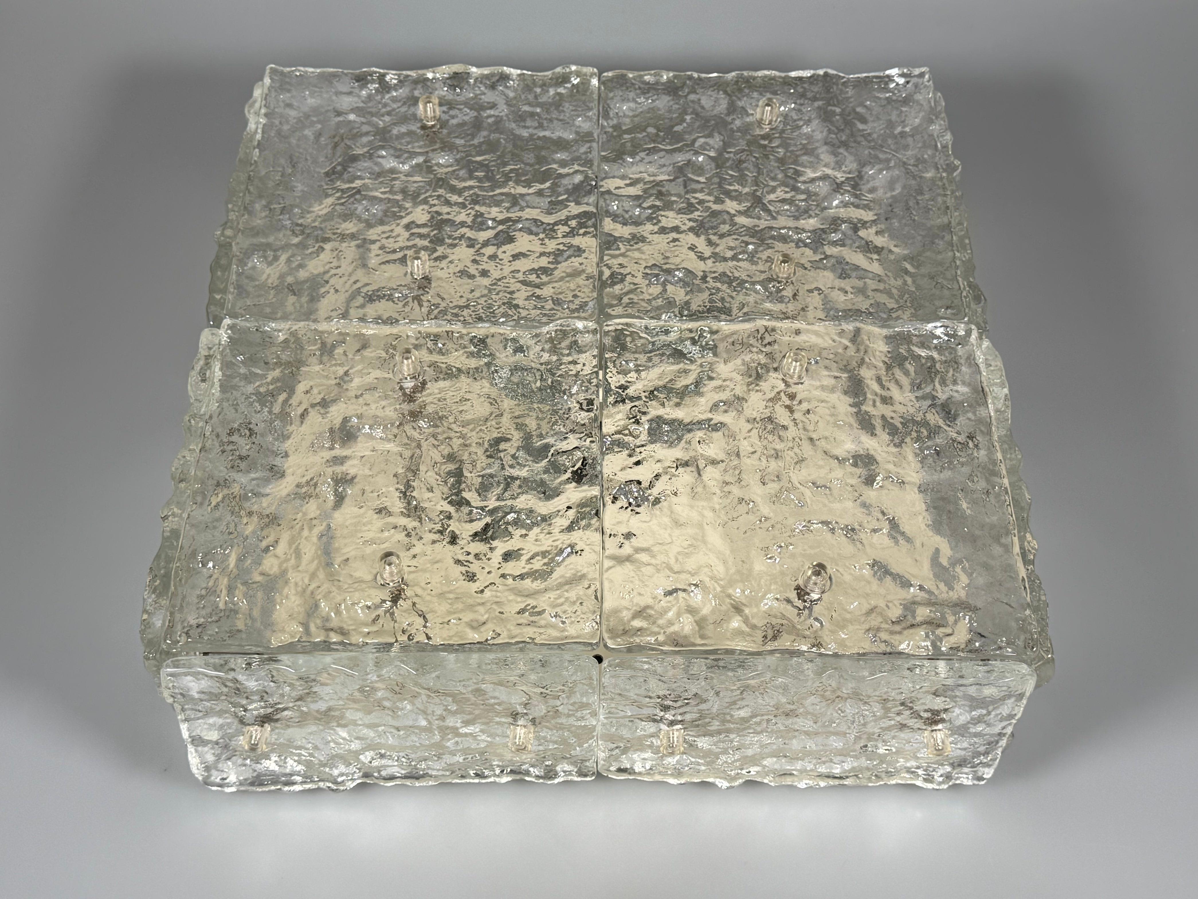 60er 70er Jahre Ice Glas Plafoniere Flush Mount von Kalmar Franken KG Österreich 

Objeto Deckenlampe

Hersteller: Kalmar

Zustand: gut

Alter: um 1960-1970

Abmessungen:

41m x 41cm x 15cm

Sonstige Hinweise:

3x E27 Fassung (4x)

Las fotos forman