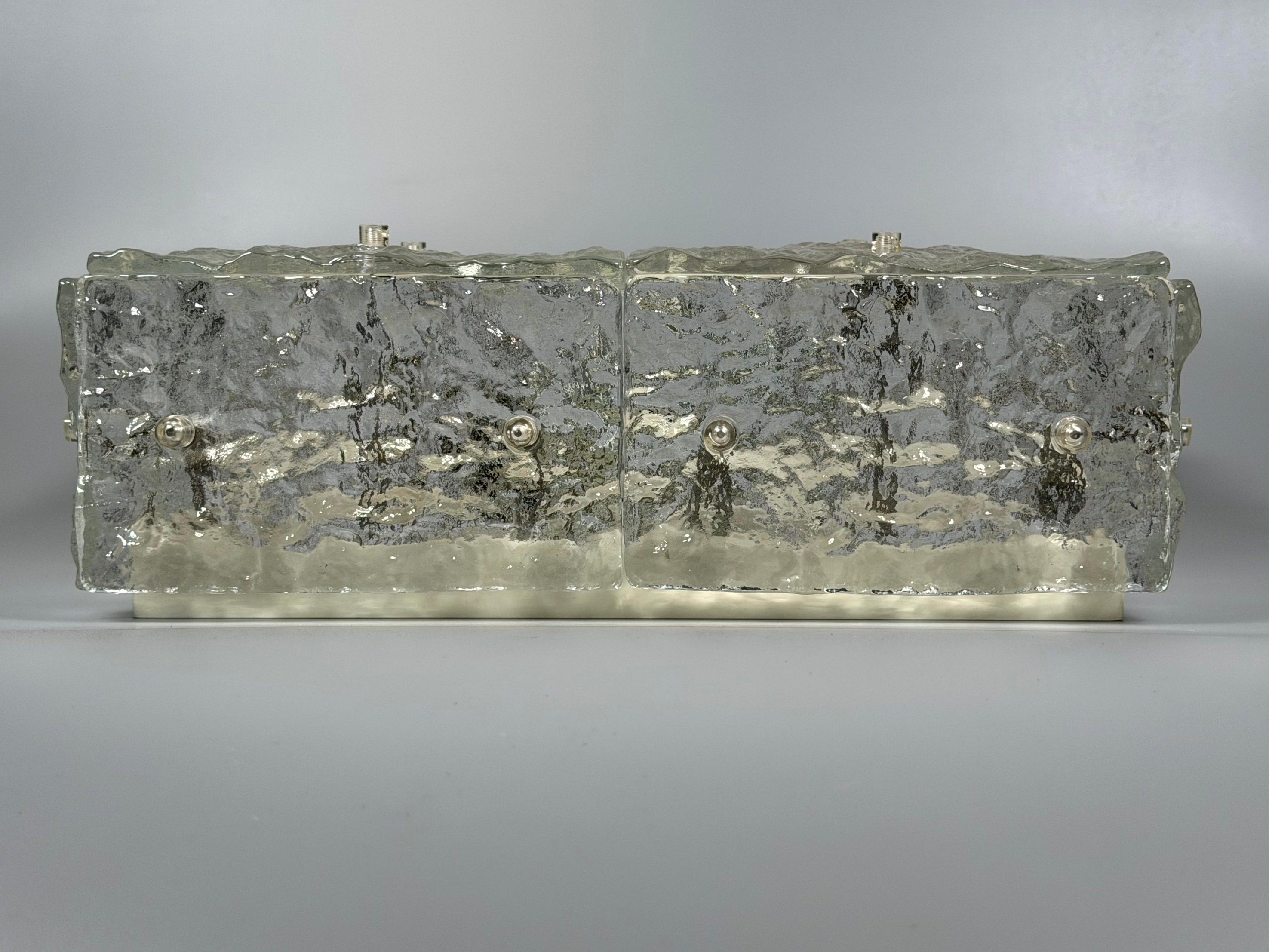 Plafonera de cristal de hielo de los años 60 de la década de 1970 de Kalmar Franken KG Austria Metal en venta