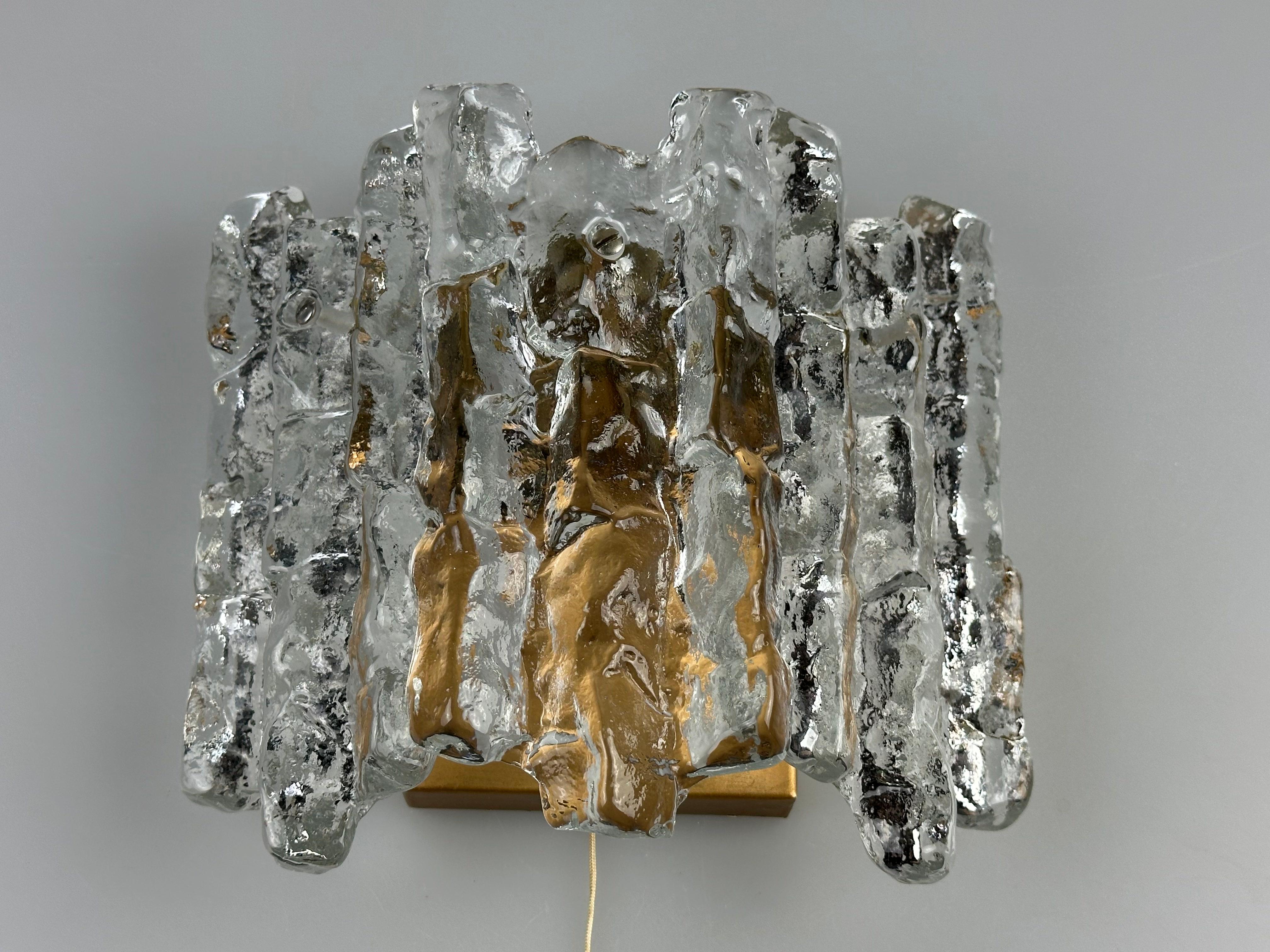 1960er/70er Jahre Eisglas-Wandleuchte von J.T. Kalmar, Österreich Design

Objekt: Wandleuchte

Hersteller: J.T. Kalmar

Zustand: Gut

Alter: ca. 1960-1970

Abmessungen:

Breite = 21,5 cm
Höhe = 19,5 cm
Tiefe = 10cm

Sonstige Anmerkungen:

2x