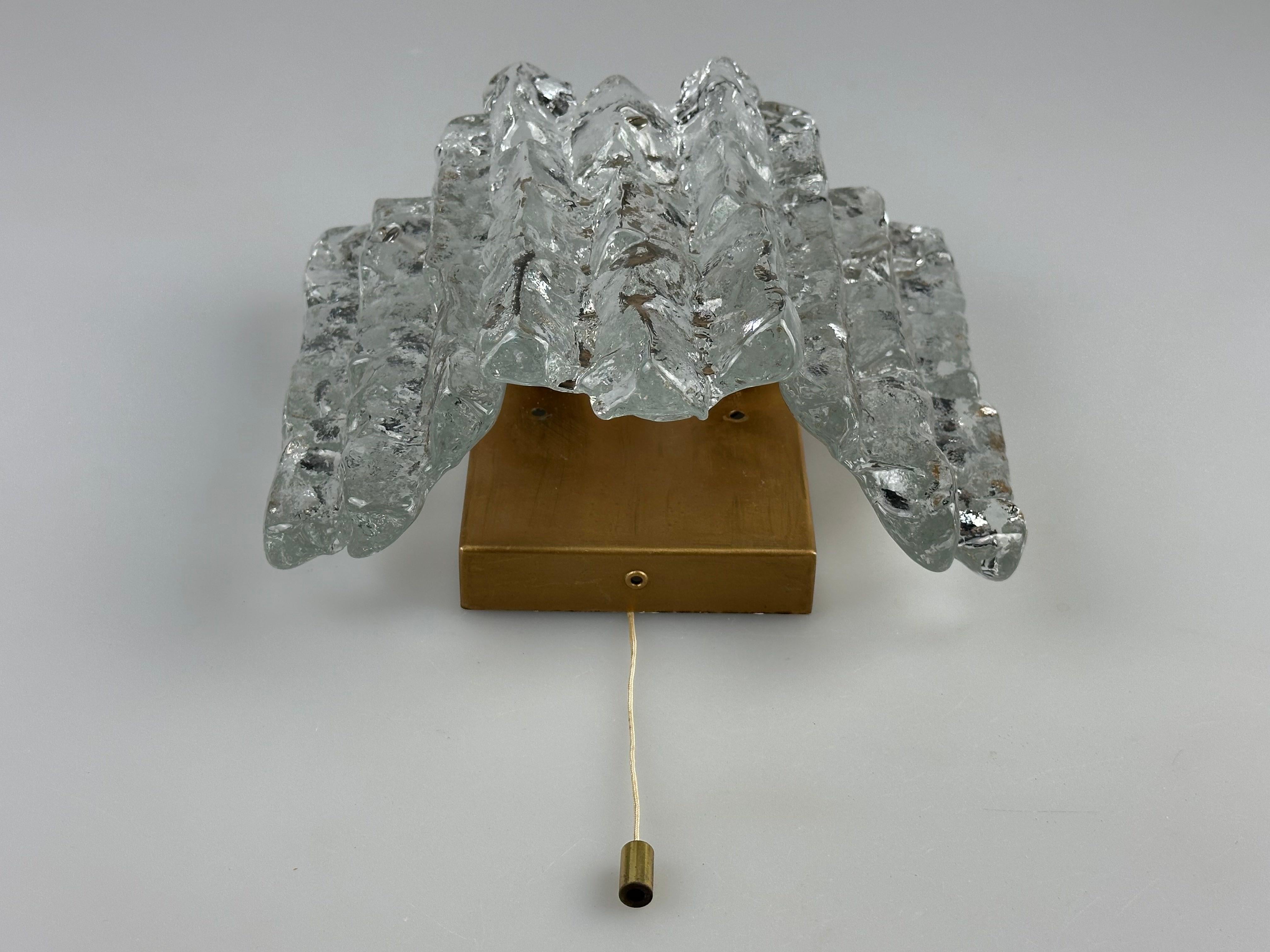 1960er 1970er Eisglas-Wandleuchte von J.T. Kalmar, Österreich Design (Metall) im Angebot