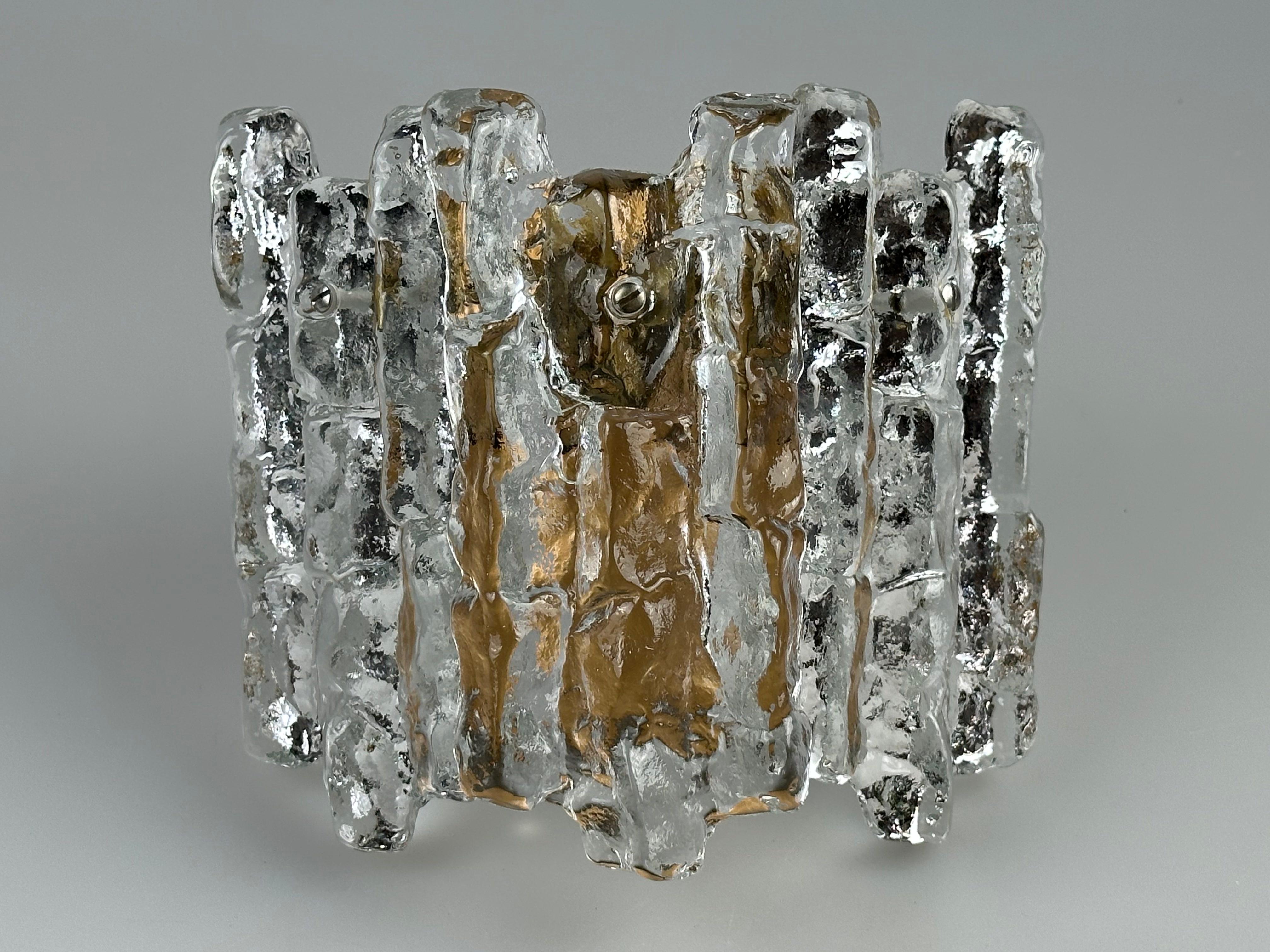1960er 1970er Eisglas-Wandleuchte von J.T. Kalmar, Österreich Design im Angebot 1