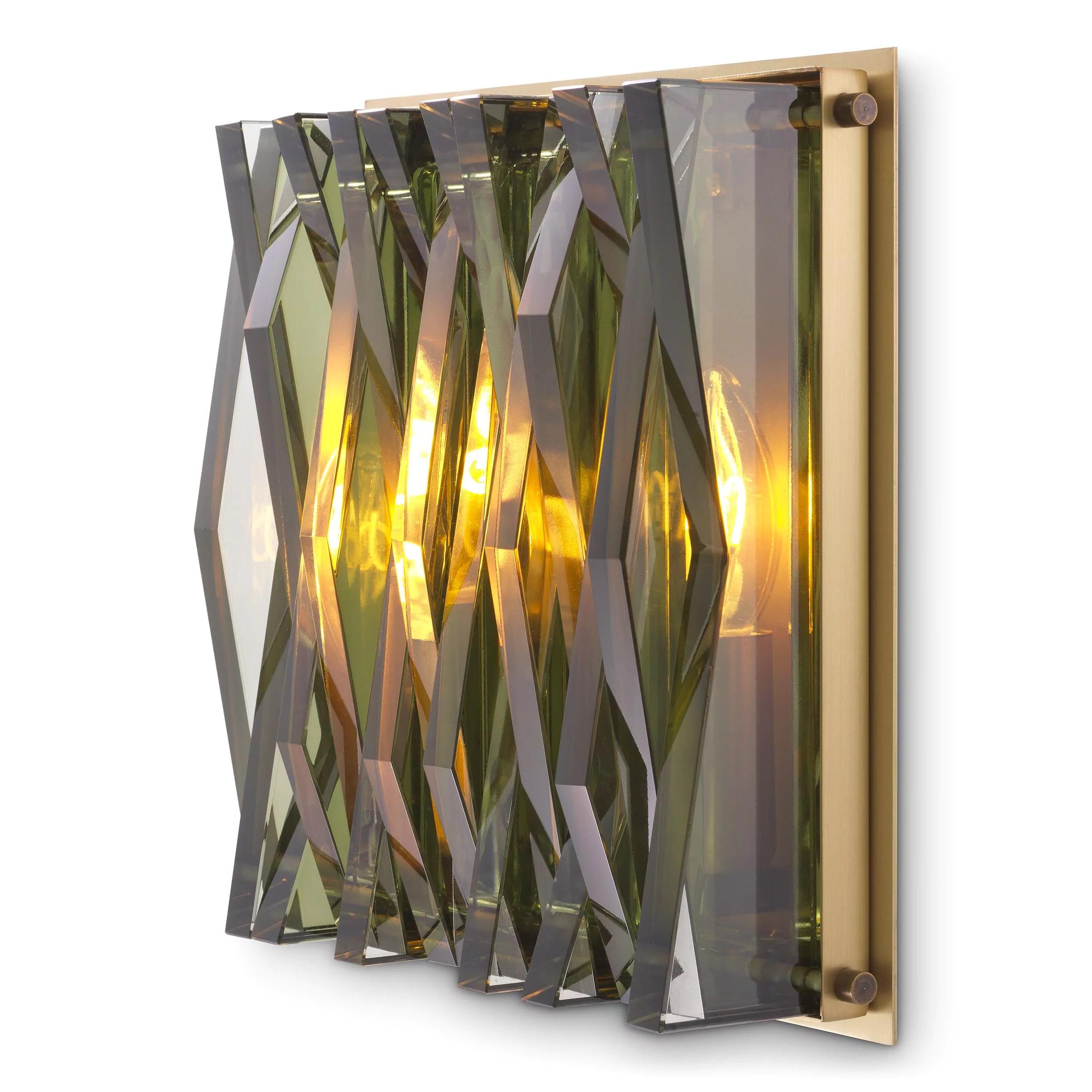 Italian design and Brutalist style wall light composed of a brass metal base with 15 geometric and graphic glass slices. 2 E14 lightbulbs are required.